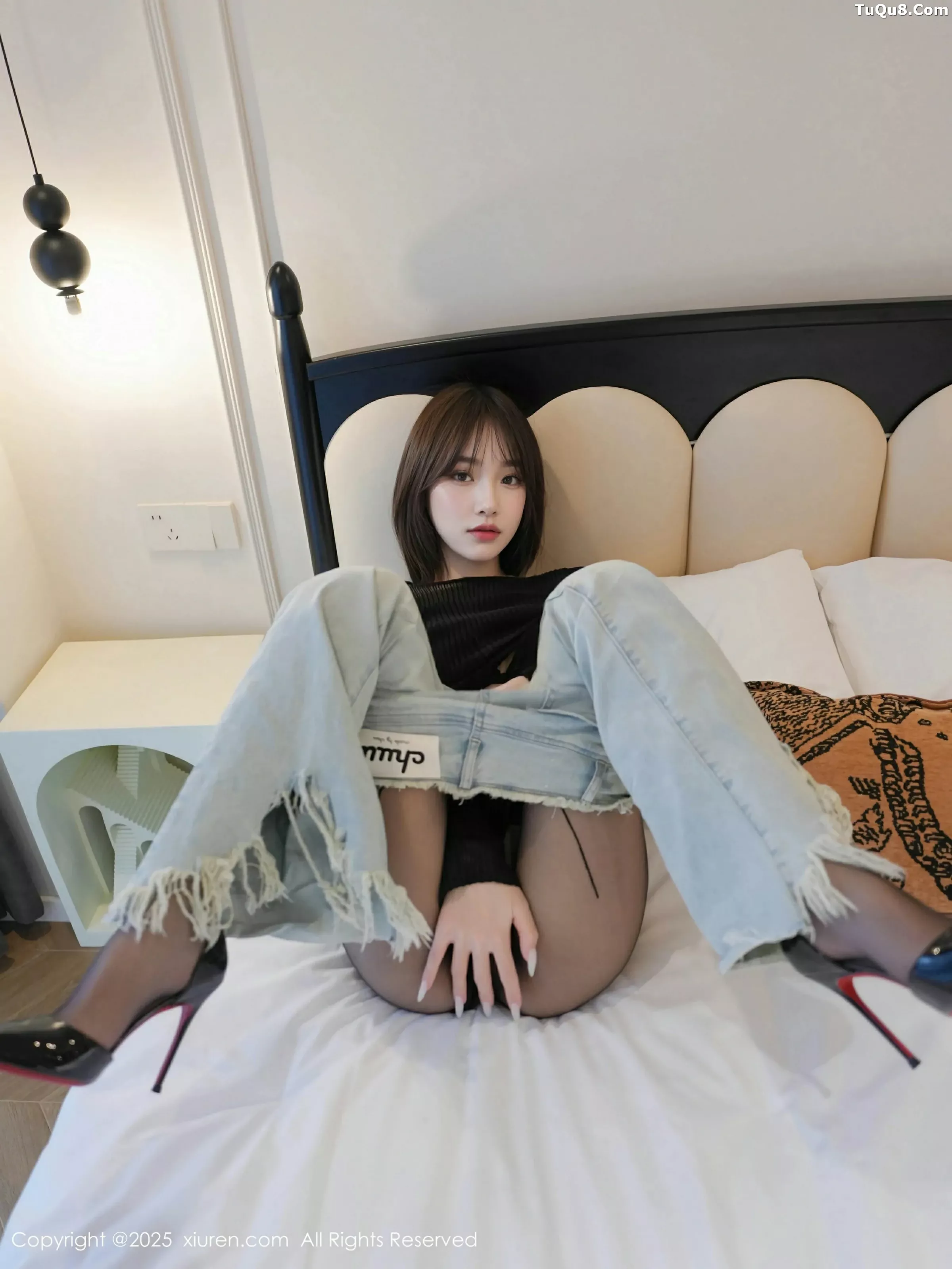 汁汁  [XiuRen]高清写真图 2025.06.06 No.10374 汁汁 蓝色牛仔裤第3张图片