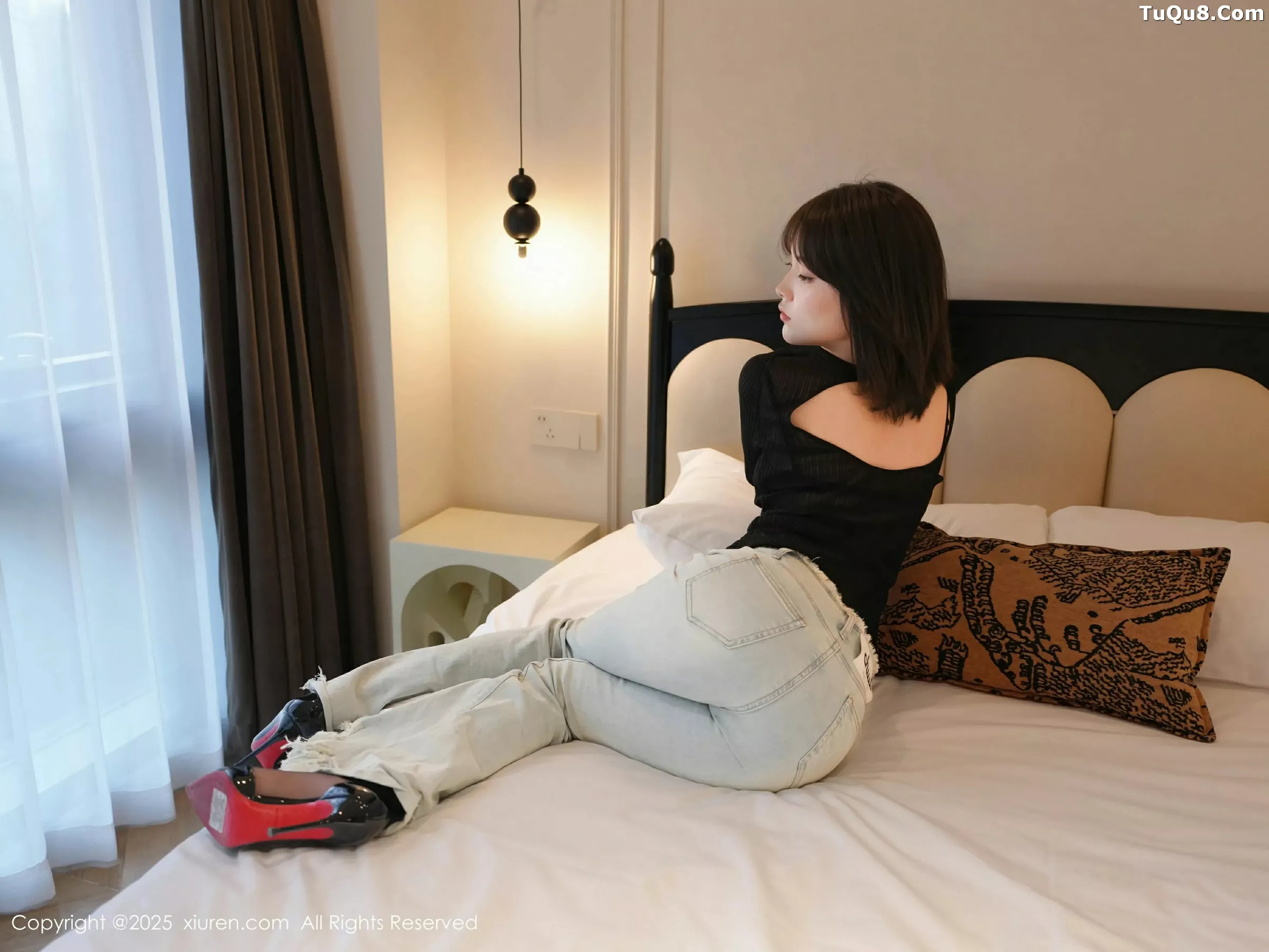 汁汁  [XiuRen]高清写真图 2025.06.06 No.10374 汁汁 蓝色牛仔裤第10张图片