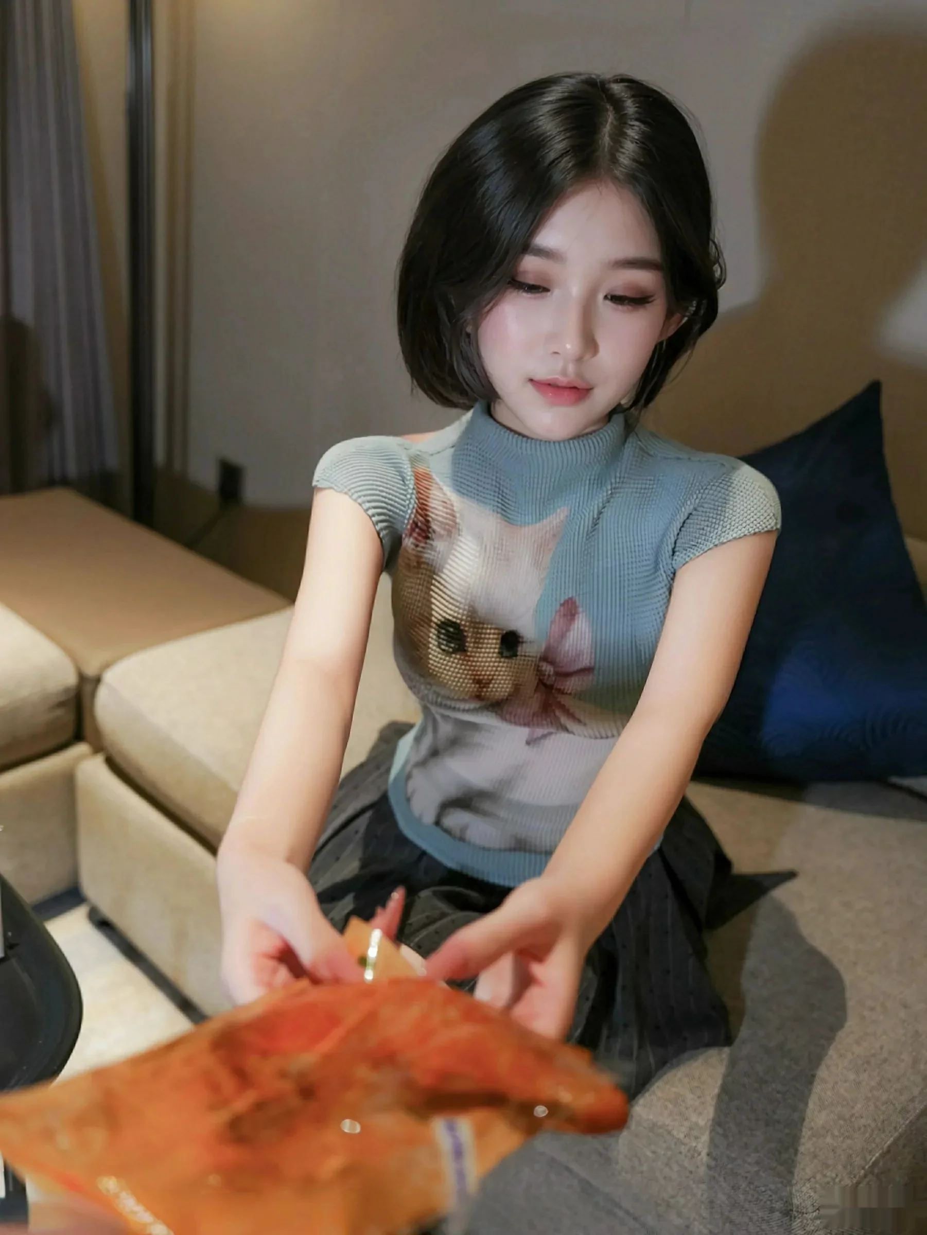 汁汁  [XiuRen]高清写真图 2025.09.30 No.10830 汁汁 灰色短裙第5张图片