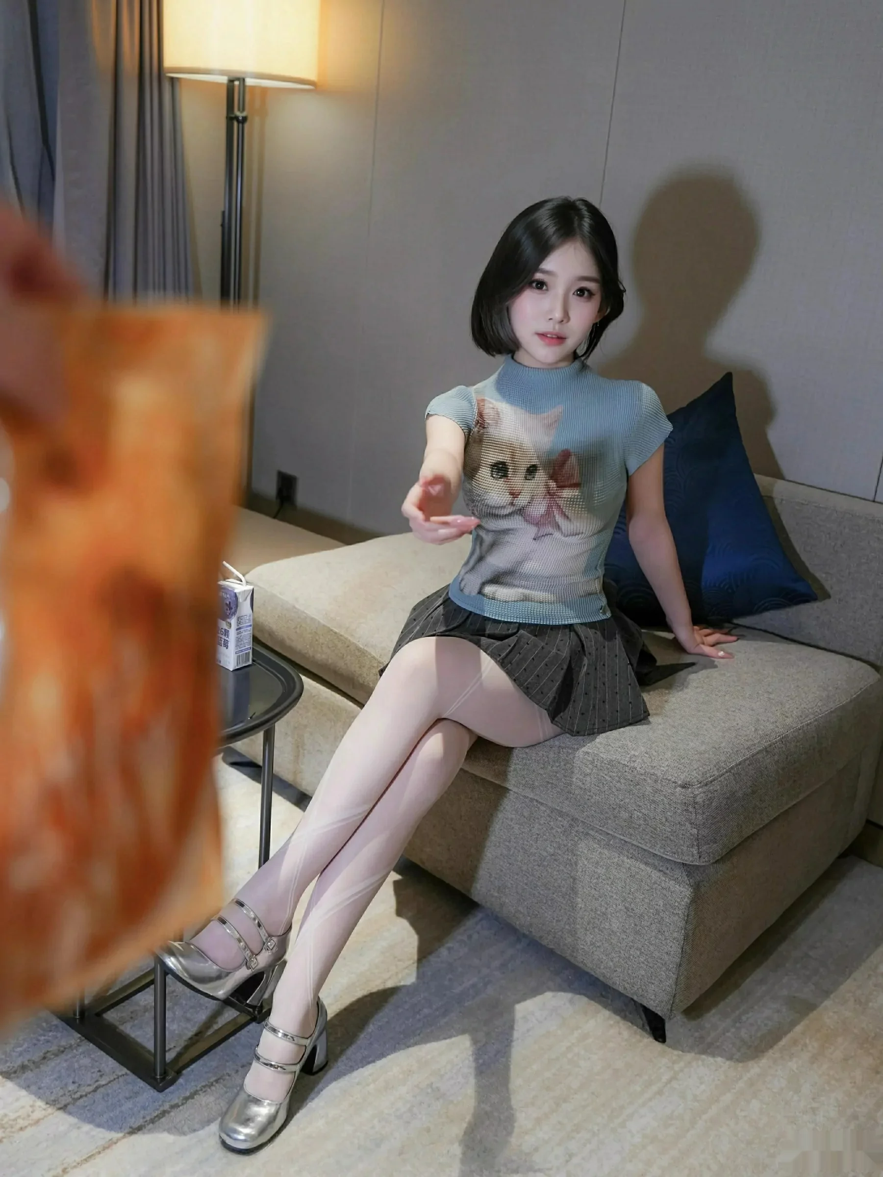 汁汁  [XiuRen]高清写真图 2025.09.30 No.10830 汁汁 灰色短裙第6张图片