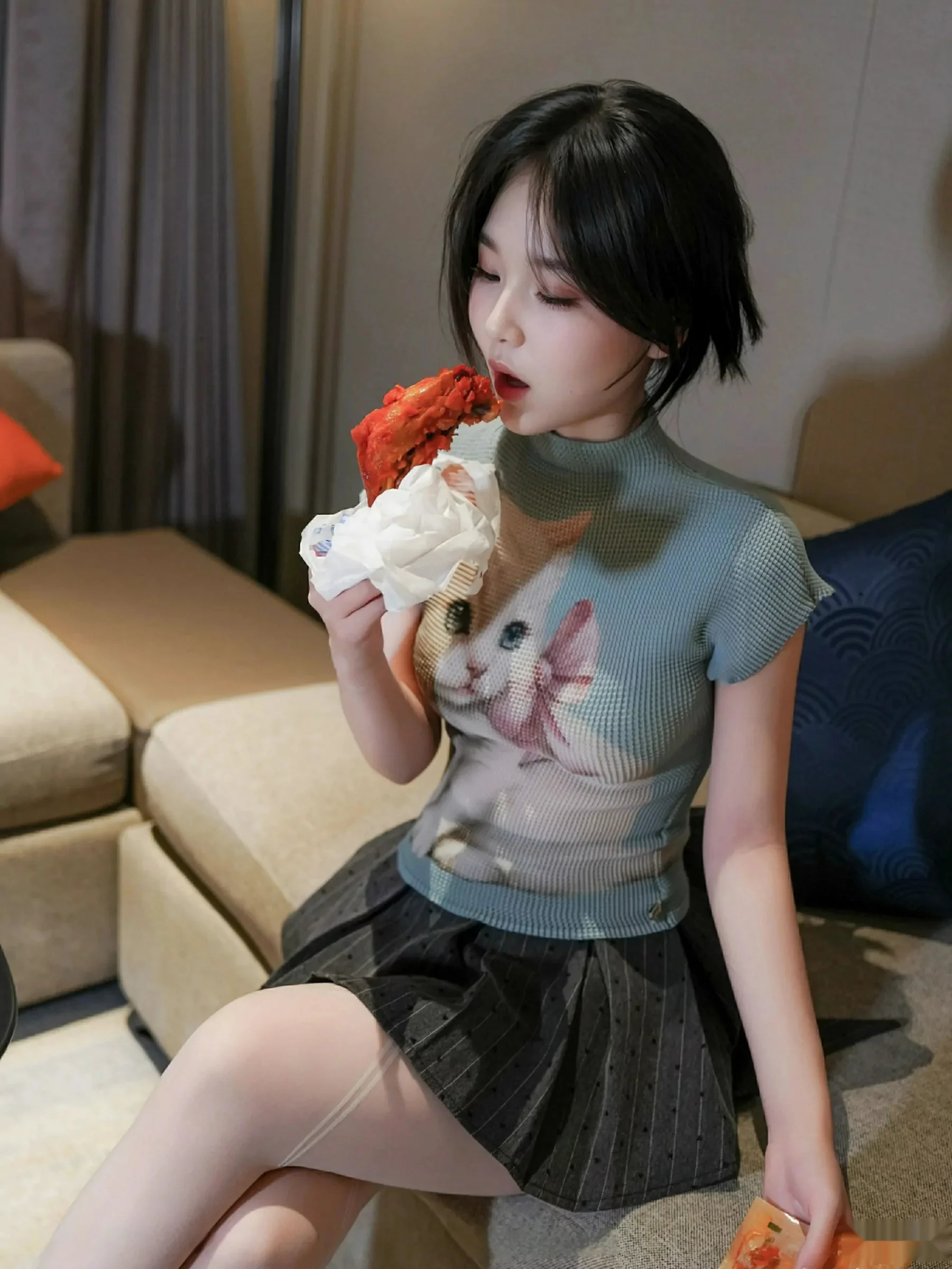 汁汁  [XiuRen]高清写真图 2025.09.30 No.10830 汁汁 灰色短裙第8张图片