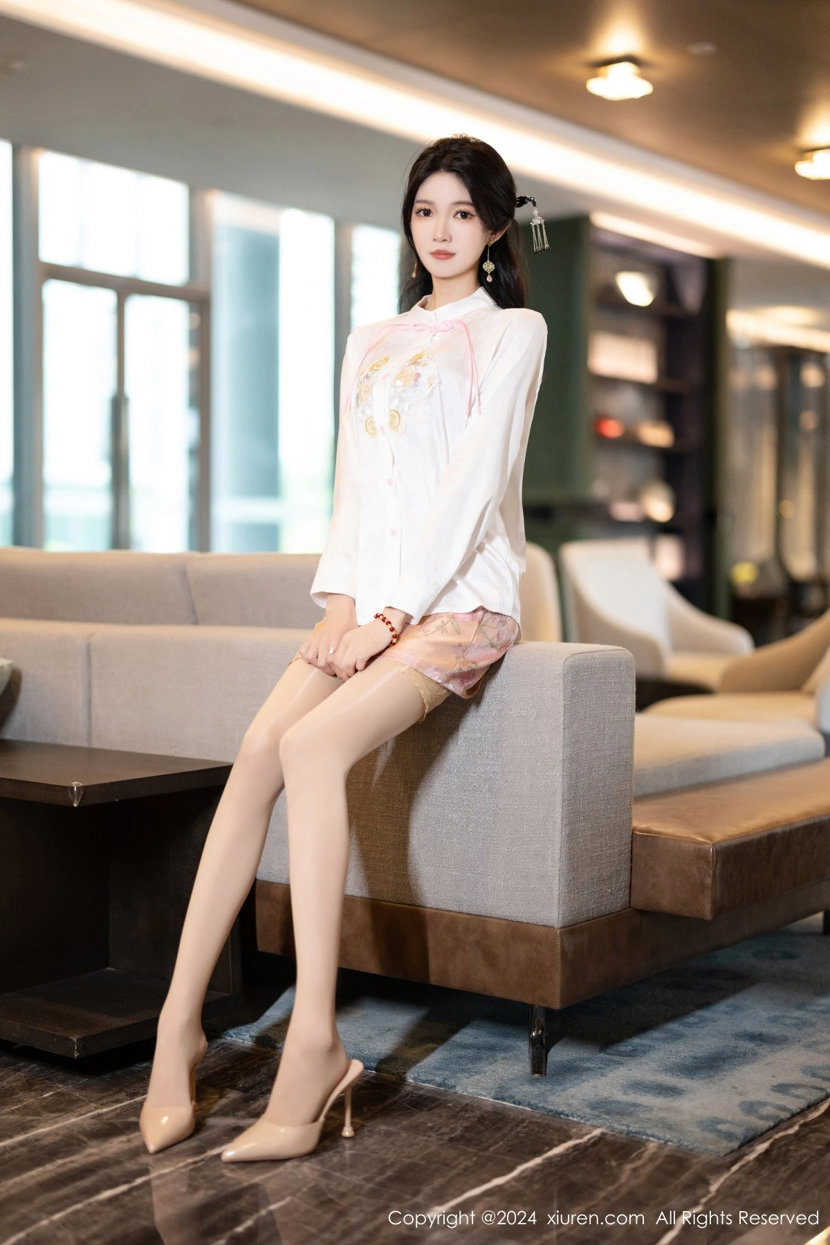 程程程  [XiuRen]高清写真图 2024.04.07 No.8347 程程程- 丝袜美腿第5张图片