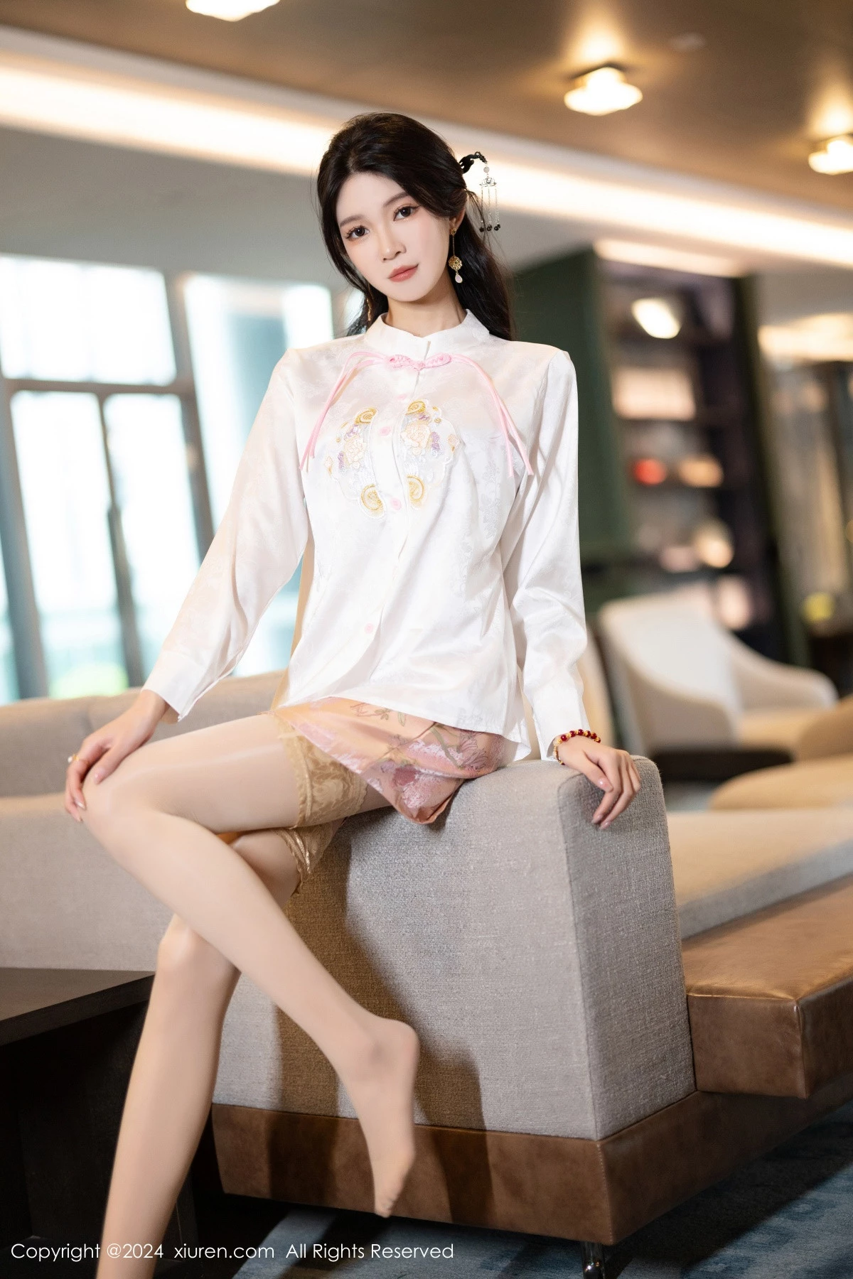 程程程  [XiuRen]高清写真图 2024.04.07 No.8347 程程程- 丝袜美腿第6张图片