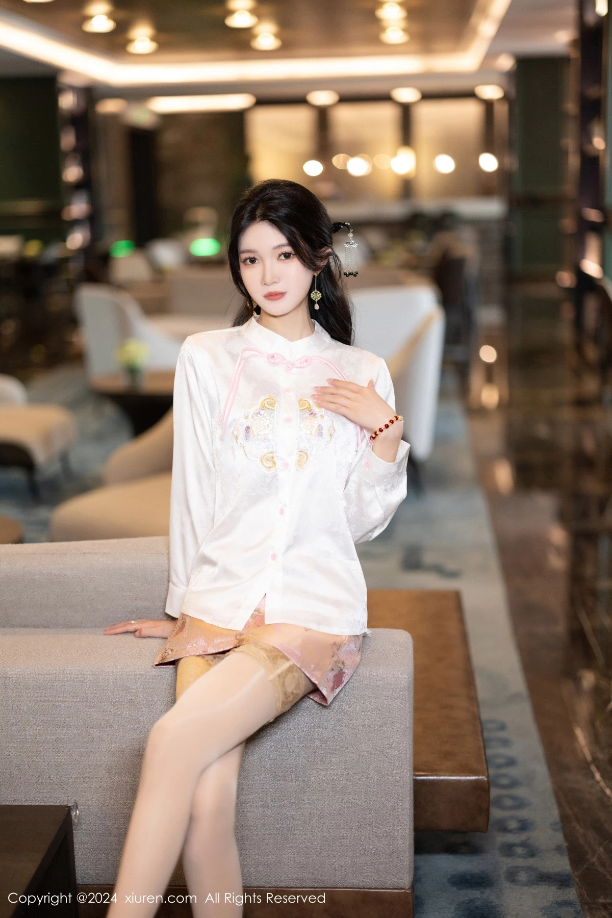 程程程  [XiuRen]高清写真图 2024.04.07 No.8347 程程程- 丝袜美腿第9张图片