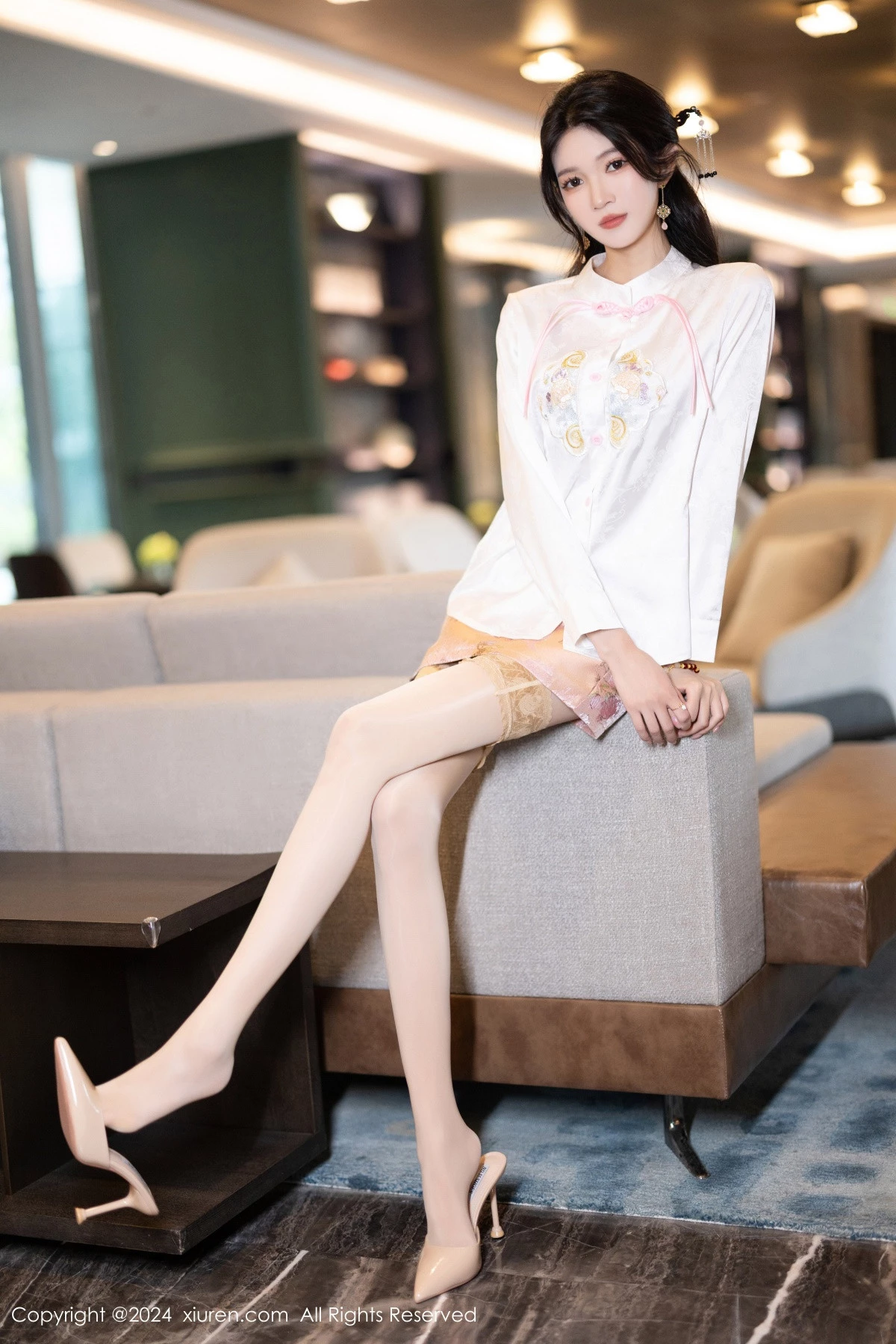 程程程  [XiuRen]高清写真图 2024.04.07 No.8347 程程程- 丝袜美腿第10张图片