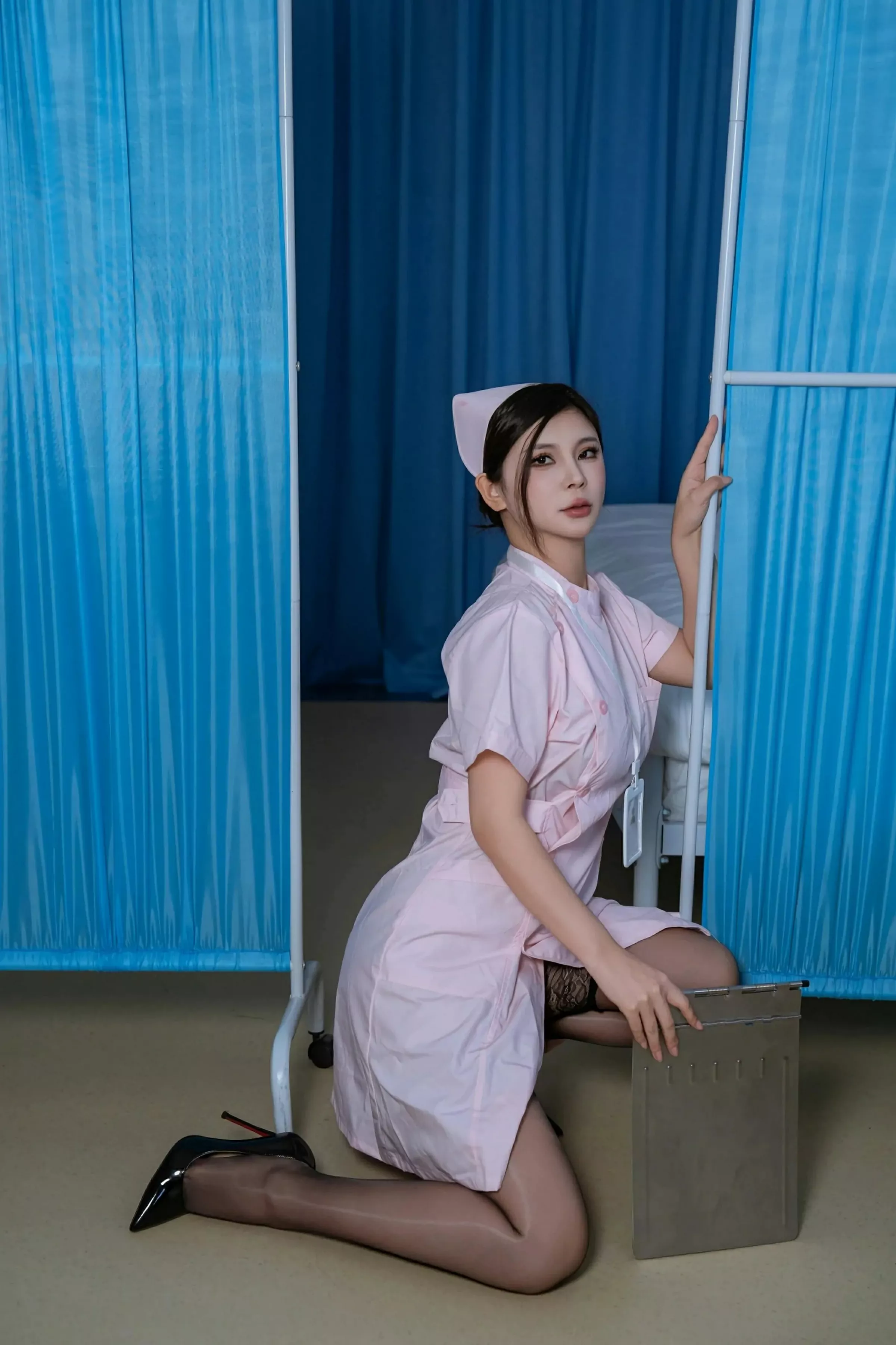 小蛮妖  [XiuRen]高清写真图 2025.06.13 No.10408 小蛮妖Yummy 粉色护士服第8张图片