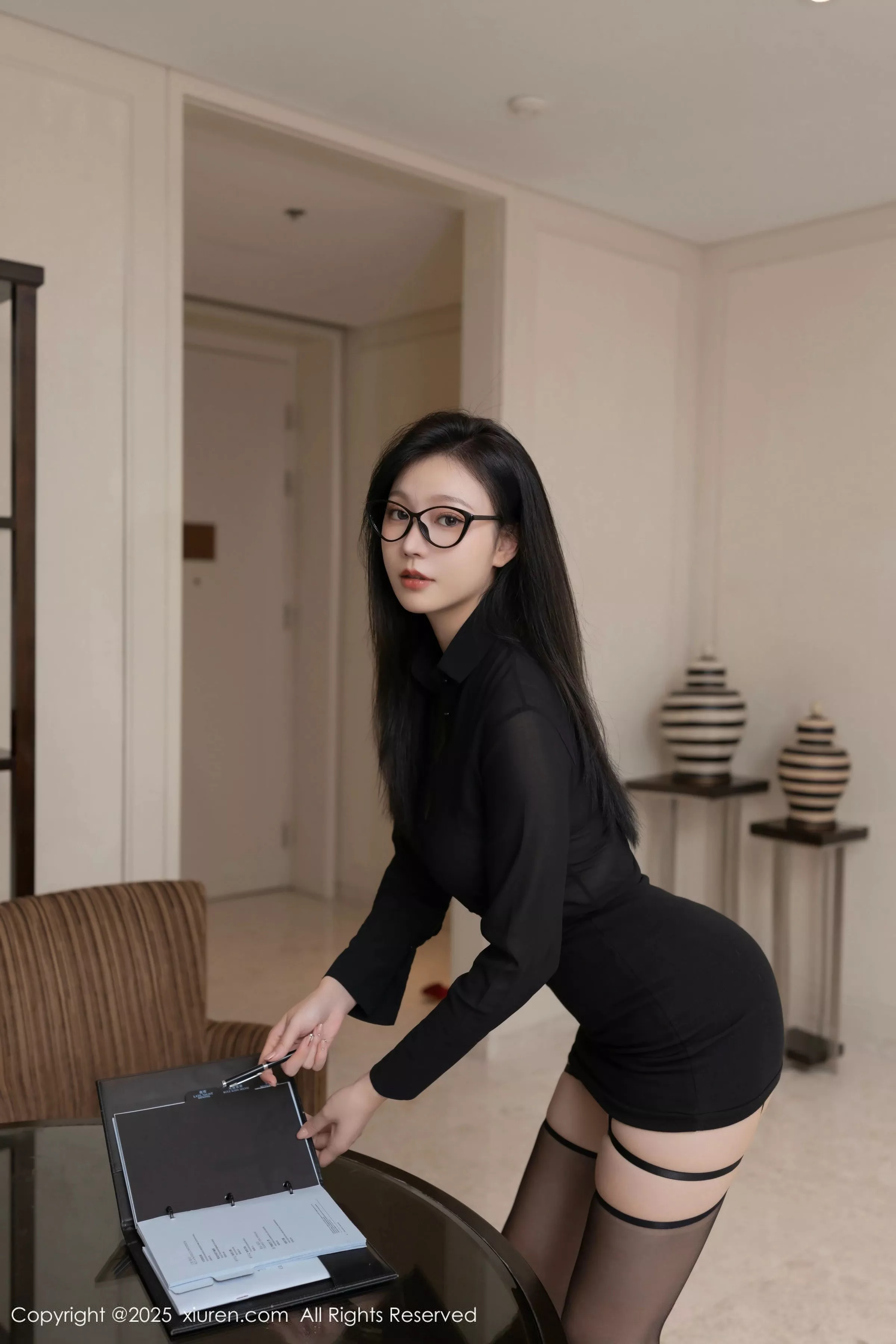 安然Maleah  [XiuRen]高清写真图 2025.03.11 No.9999 安然anran 美腿黑丝第7张图片