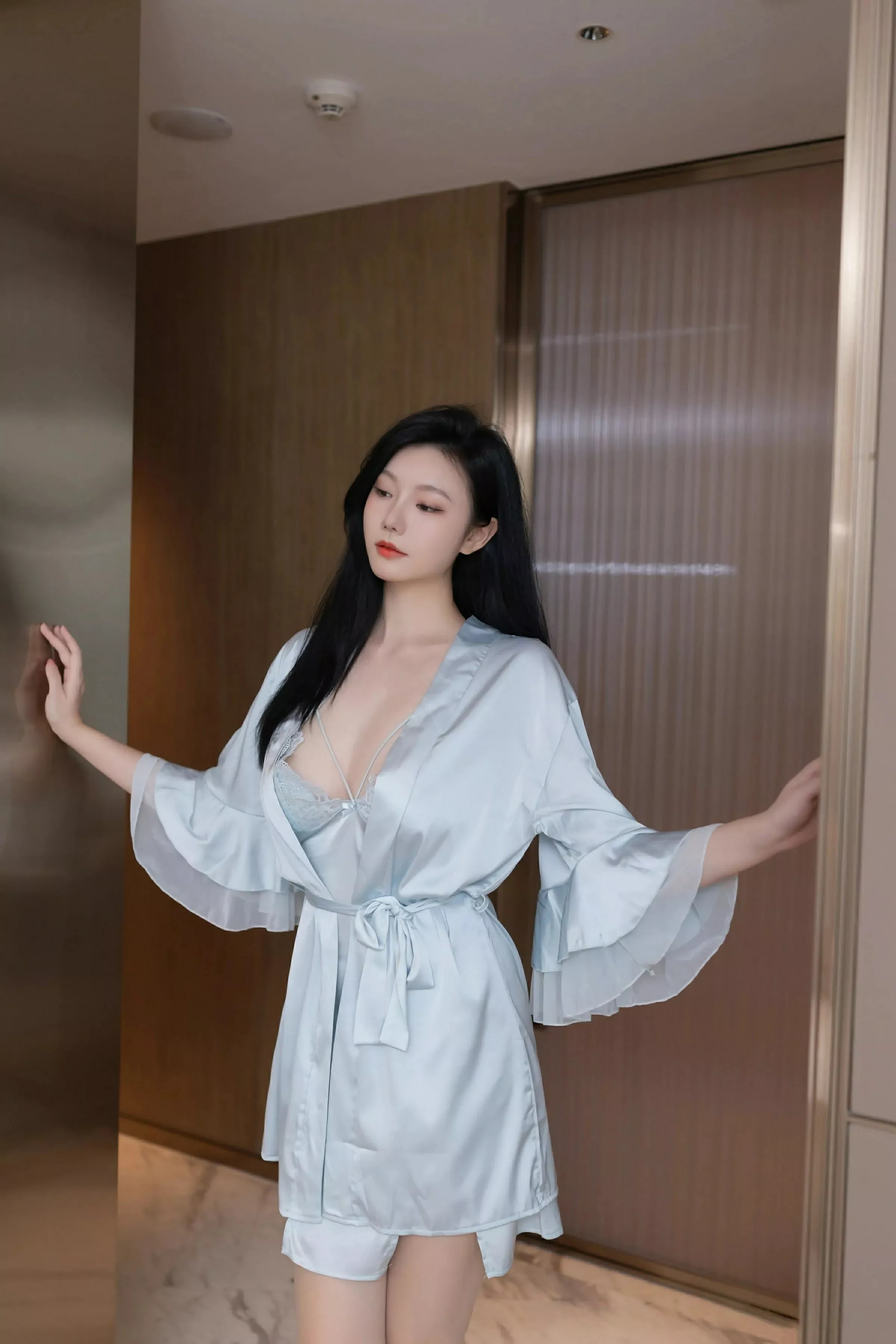 安然Maleah  [XiuRen]高清写真图 2025.06.10 No.10390 安然anran 蓝色连衣短第4张图片