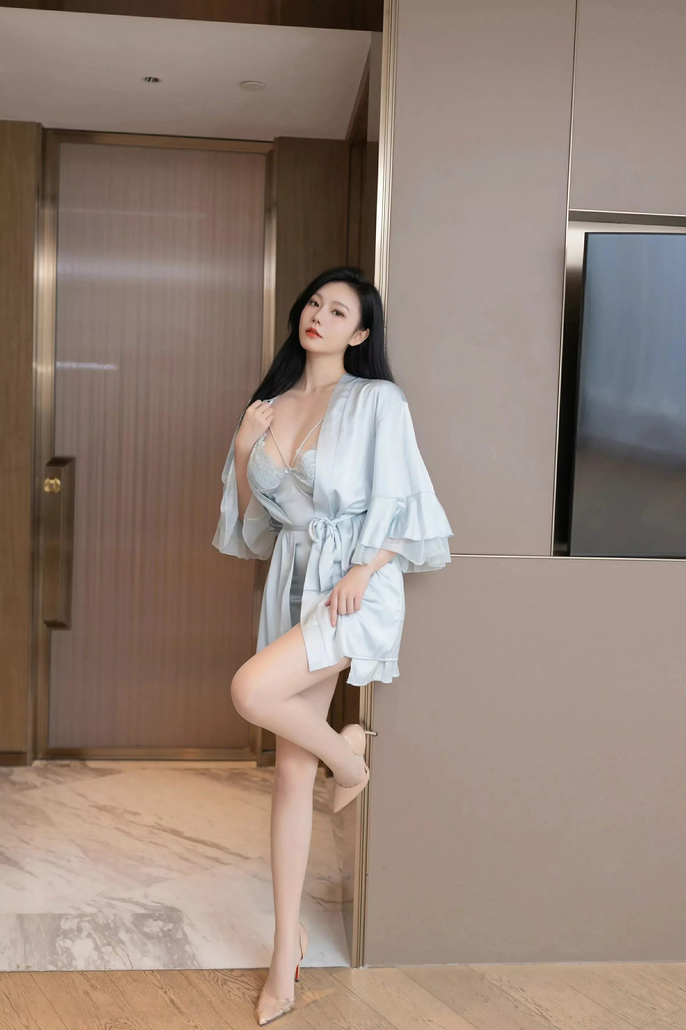 安然Maleah  [XiuRen]高清写真图 2025.06.10 No.10390 安然anran 蓝色连衣短第6张图片