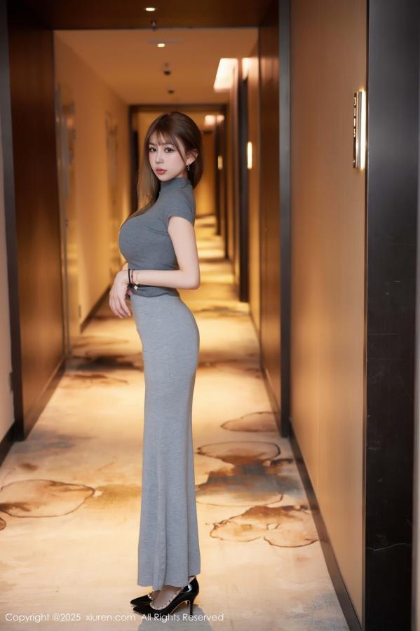 柚柚酱  [XiuRen]高清写真图 2025.02.25 No.9931 Zoe柚柚 灰丝美腿第6张图片