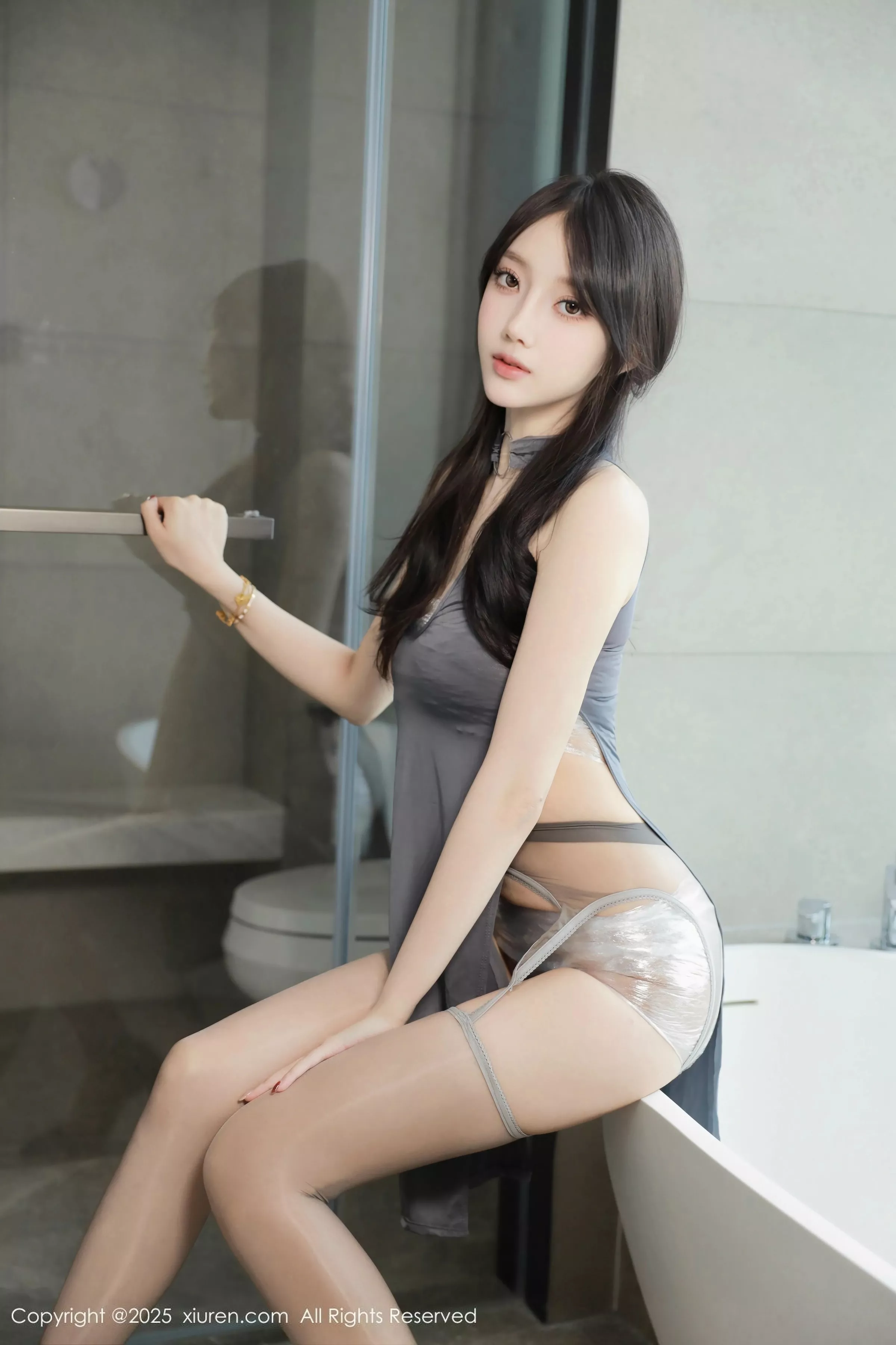 玥儿玥  [XiuRen]高清写真图 2025.06.19 No.10435 玥儿玥er 灰色丝袜第5张图片