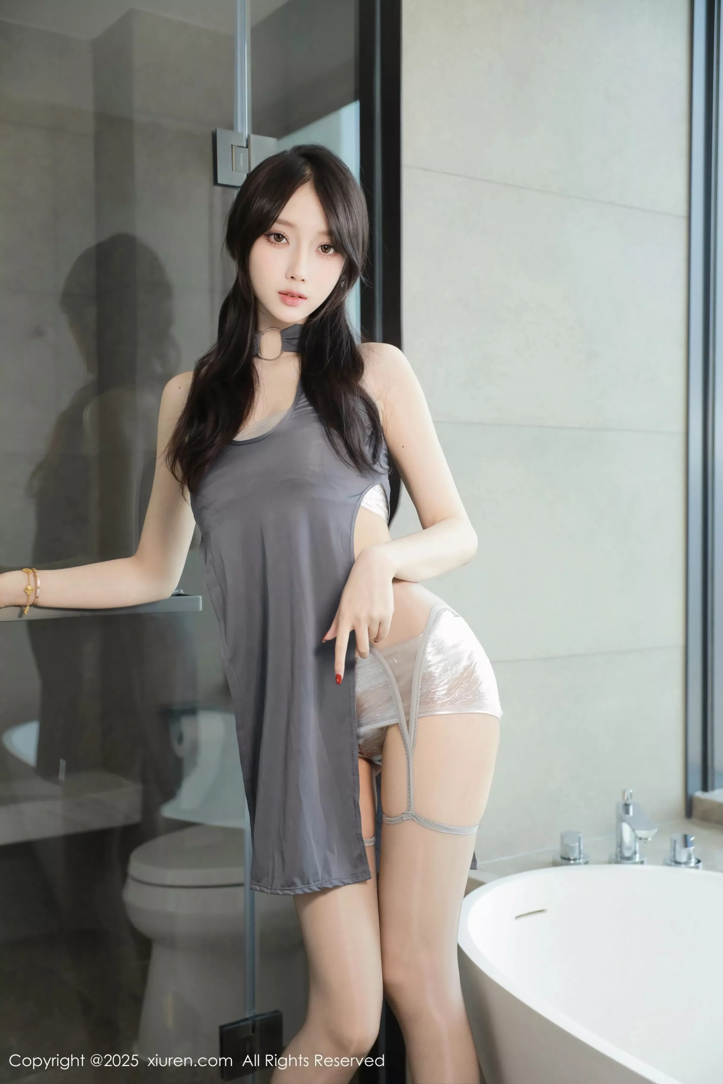 玥儿玥  [XiuRen]高清写真图 2025.06.19 No.10435 玥儿玥er 灰色丝袜第6张图片