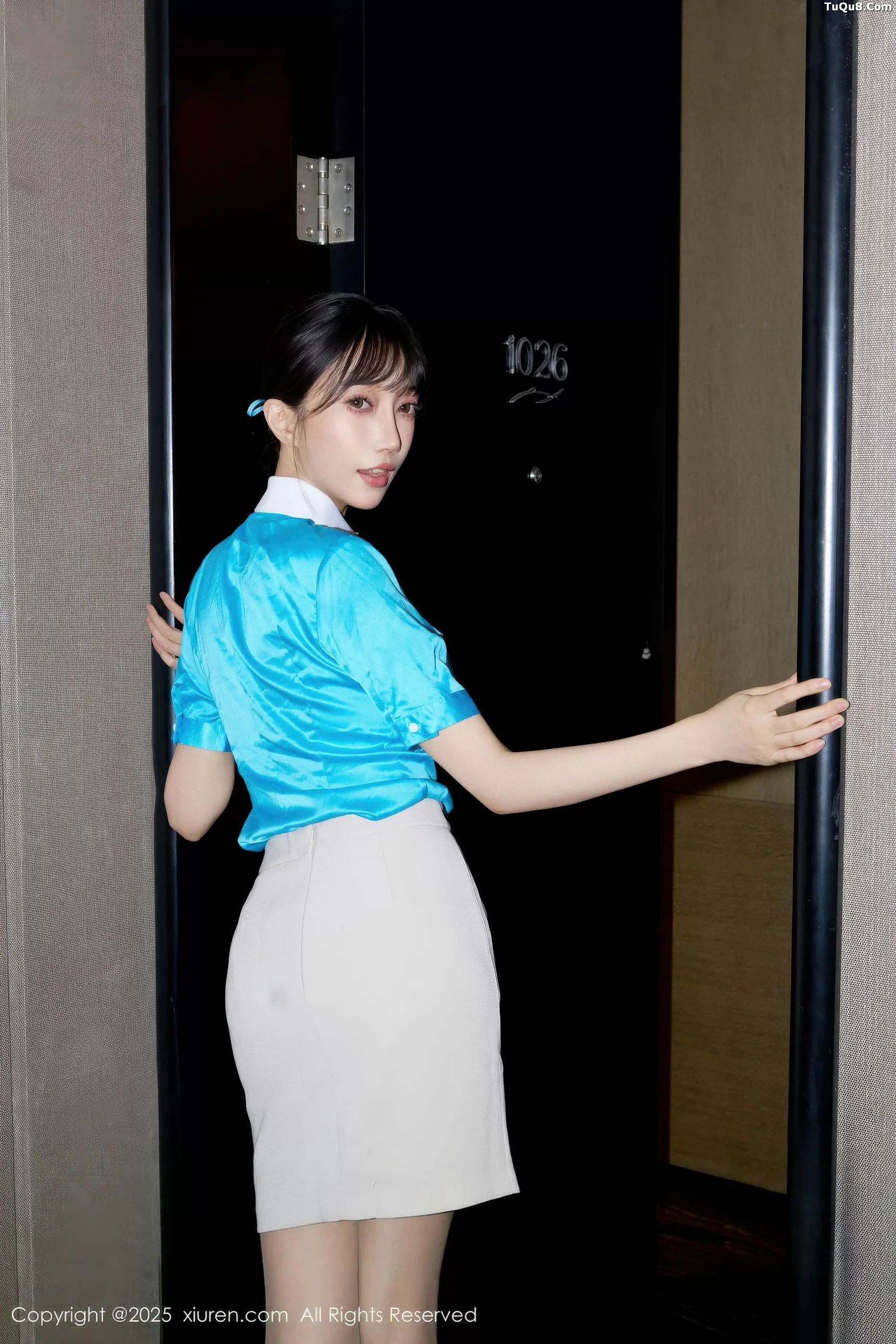 玥儿玥  [XiuRen]高清写真图 2025.10.27 No.10914 玥儿玥er 空姐制服第6张图片