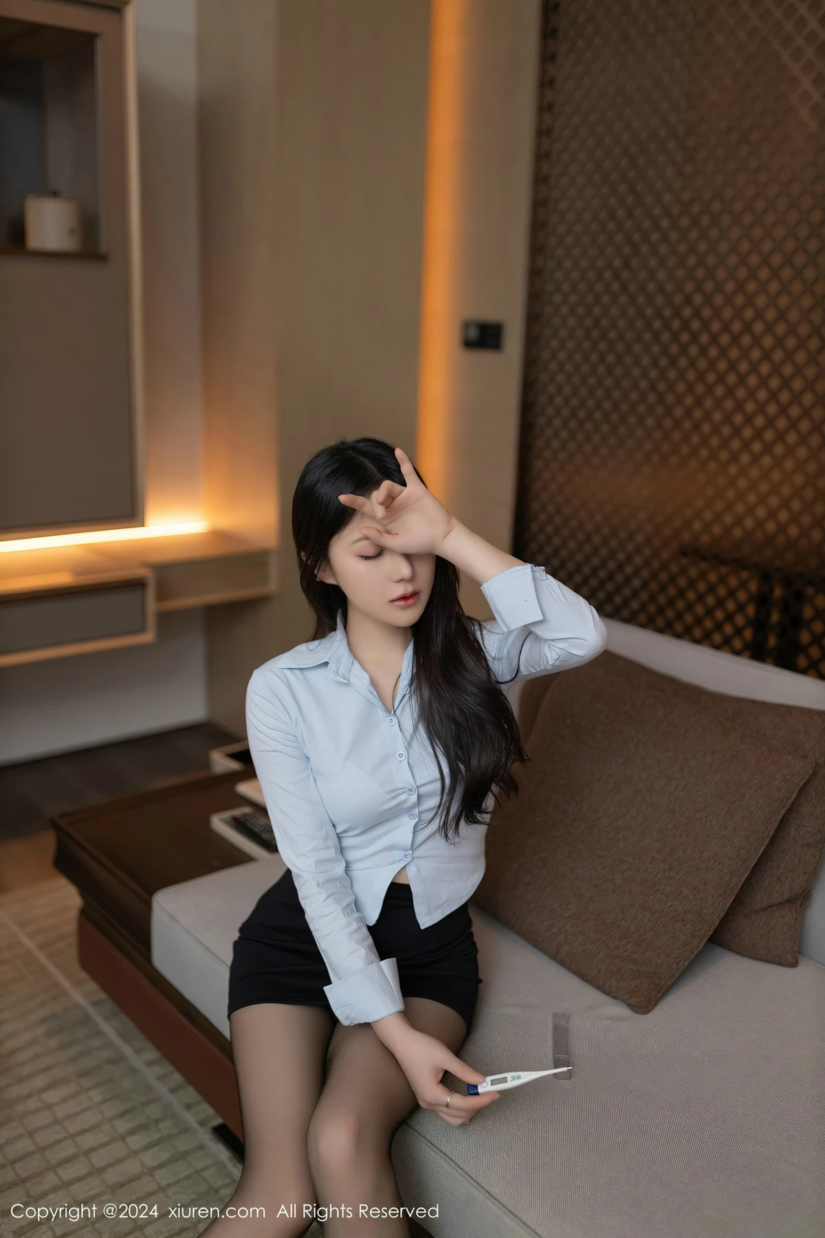 鱼子酱fish  [XiuRen]高清写真图 2024.04.12 No.8387 鱼子酱Fish 黑丝美腿第8张图片