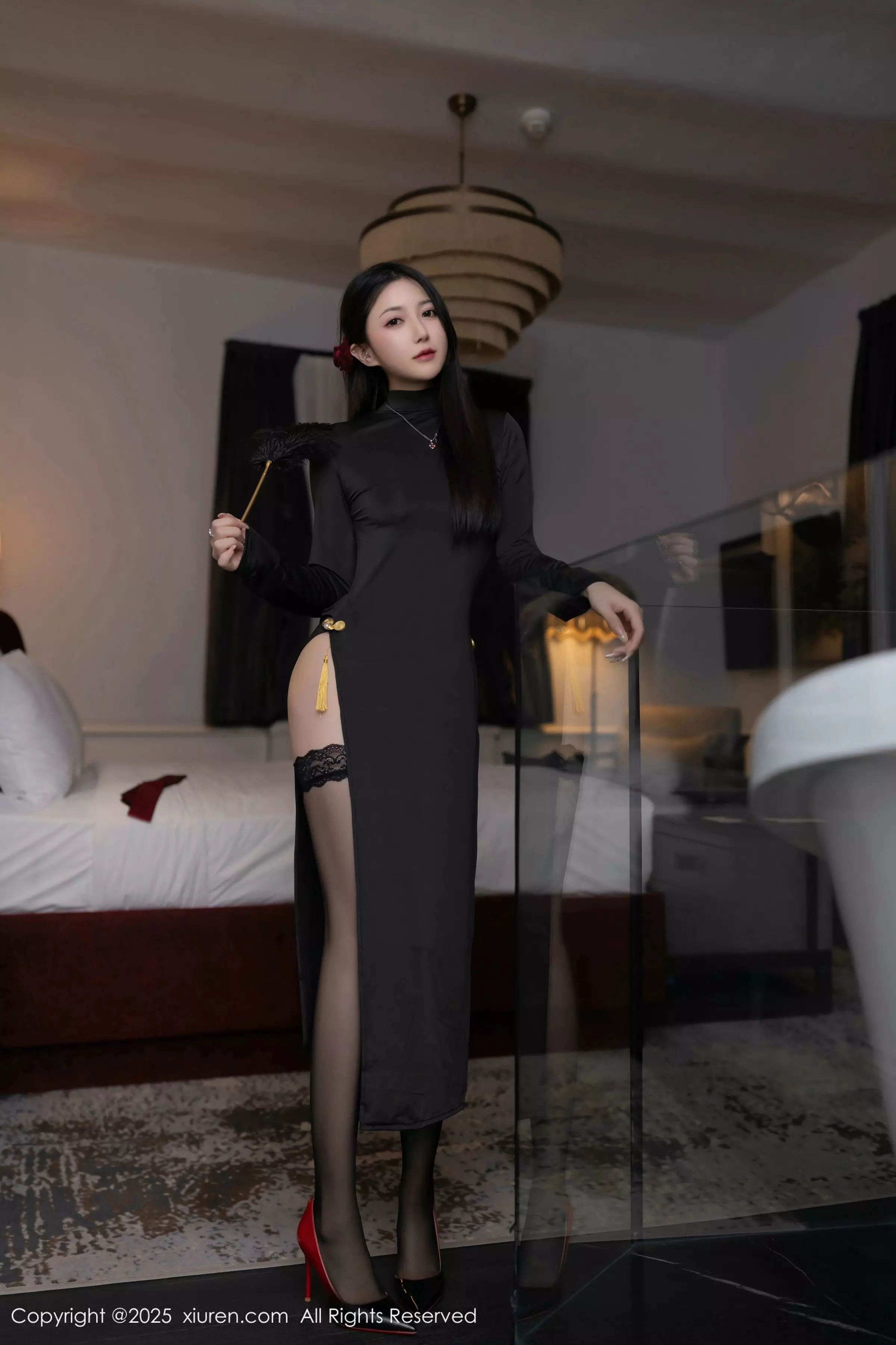 鱼子酱fish  [XiuRen]高清写真图 2025.03.14 No.10023 鱼子酱Fish 黑丝美腿第5张图片