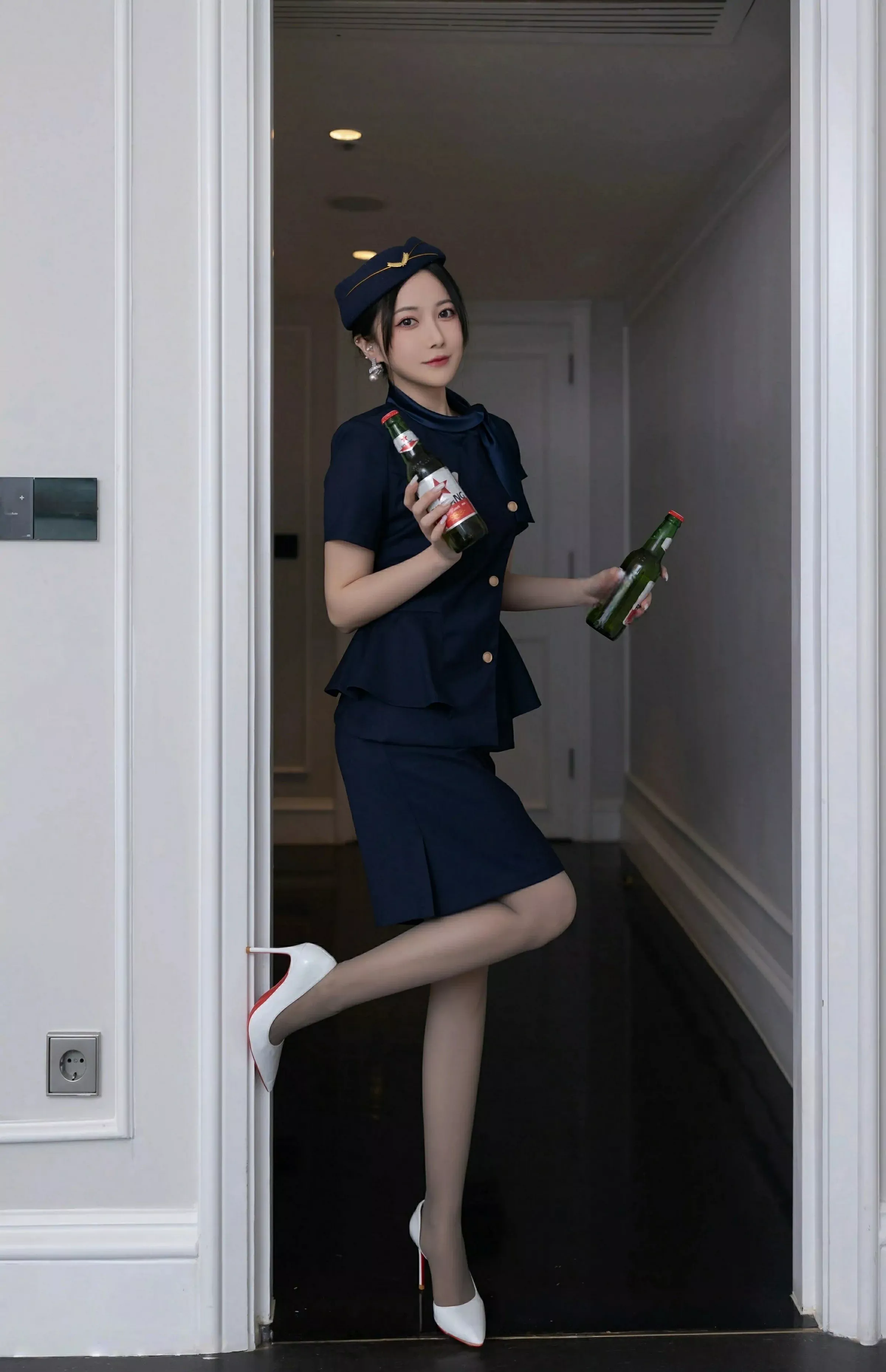 鱼子酱fish  [XiuRen]高清写真图 2025.04.11 No.10142 鱼子酱Fish 空姐制服第3张图片