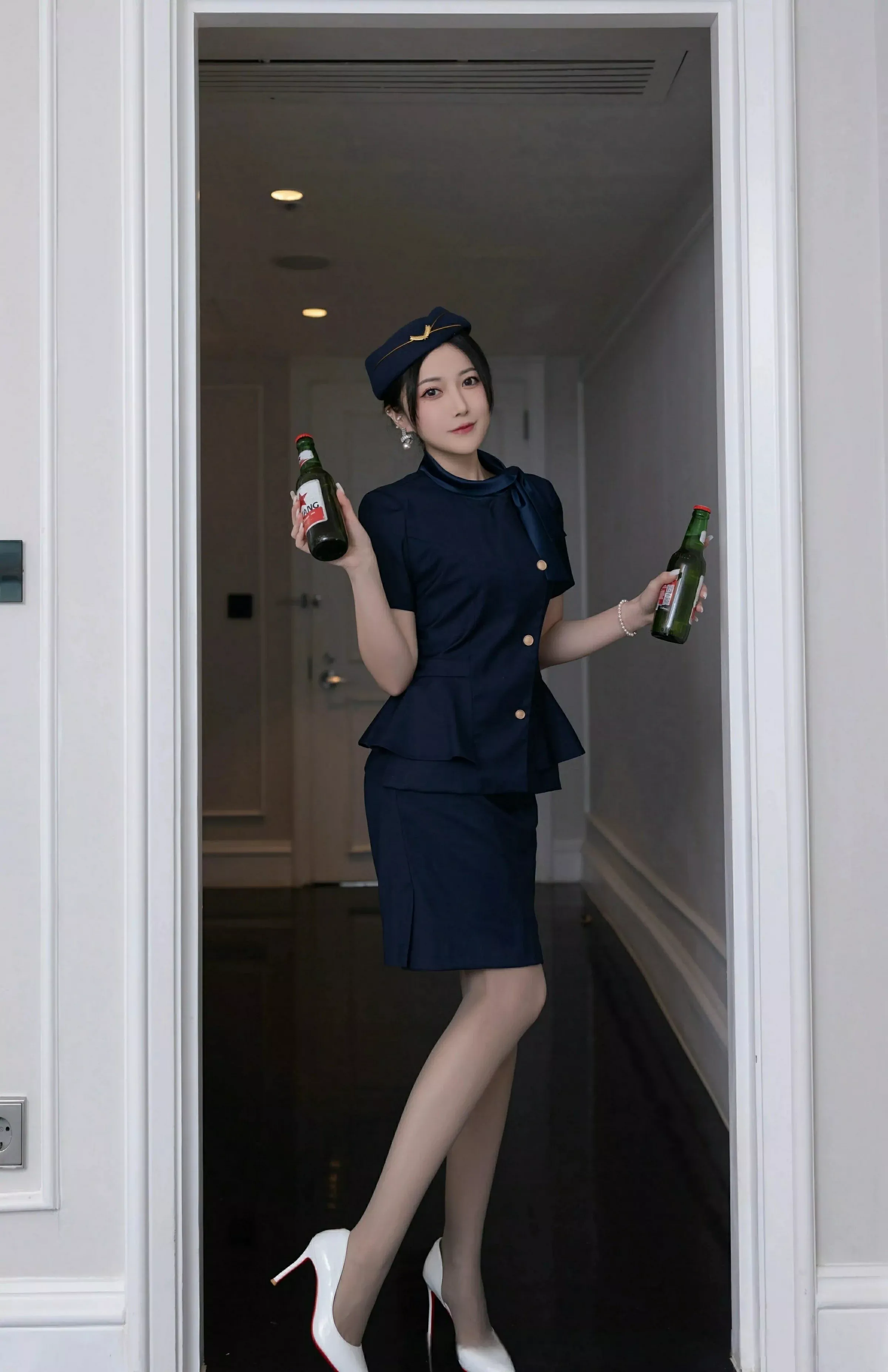 鱼子酱fish  [XiuRen]高清写真图 2025.04.11 No.10142 鱼子酱Fish 空姐制服第4张图片