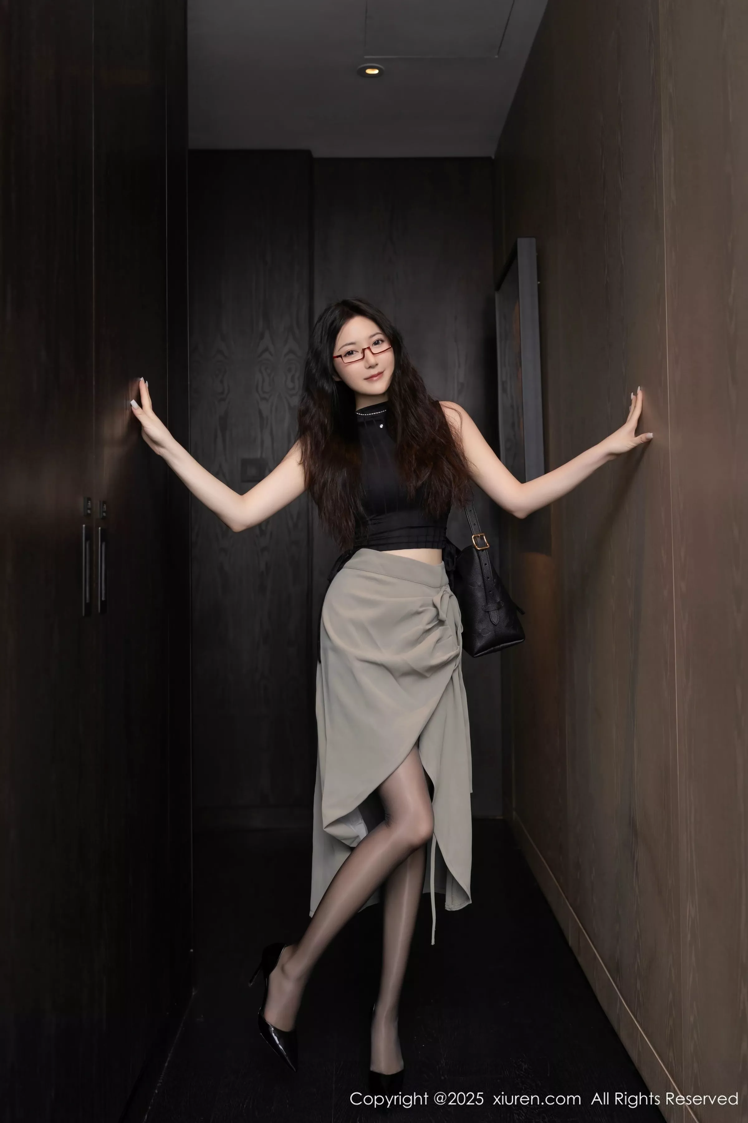 鱼子酱fish  [XiuRen]高清写真图 2025.04.30 No.10231 鱼子酱Fish 印尼旅拍第4张图片