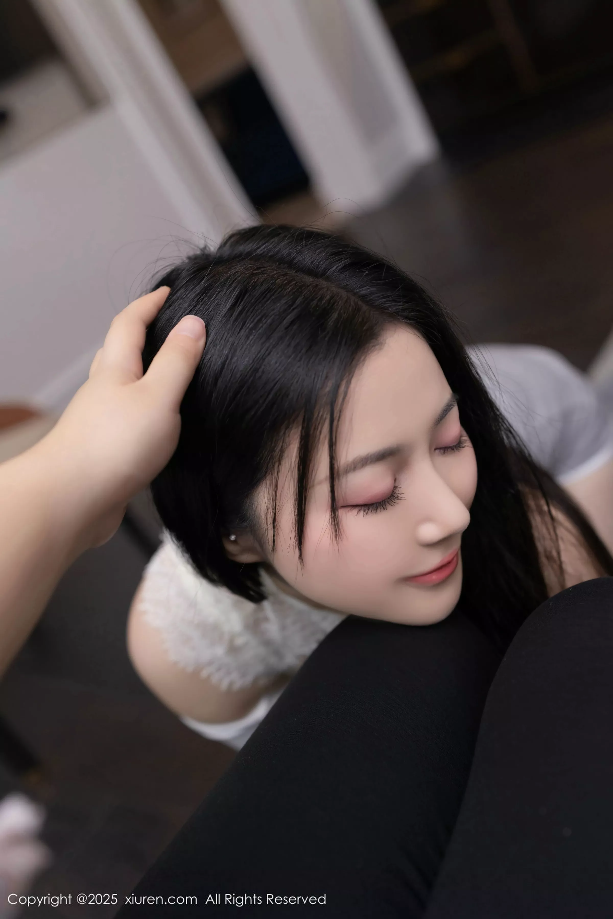 鱼子酱fish  [XiuRen]高清写真图 2025.05.09 No.10261 鱼子酱Fish 白色丝袜第9张图片