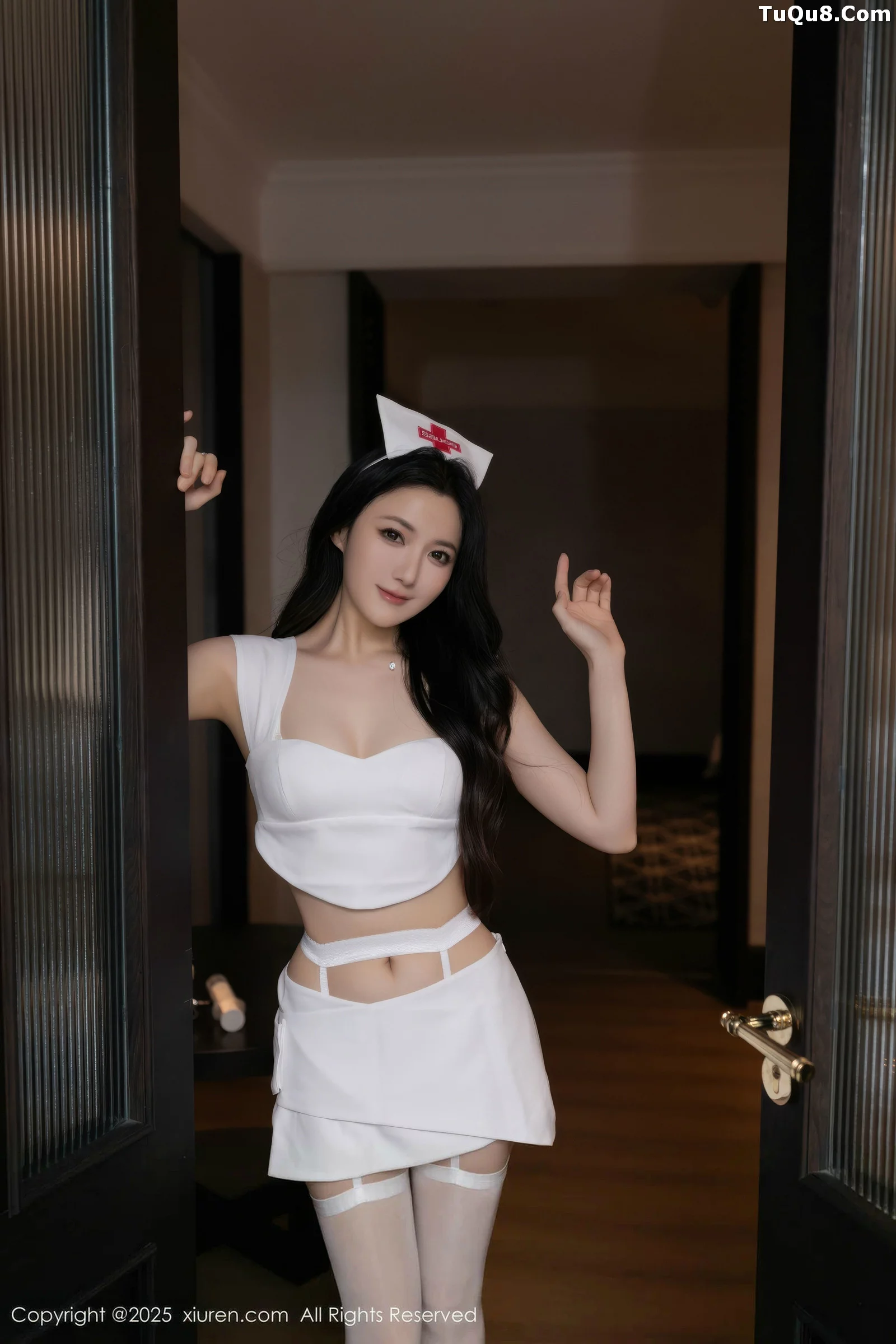 鱼子酱fish  [XiuRen]高清写真图 2025.08.29 No.10711 鱼子酱Fish 白色护士第8张图片