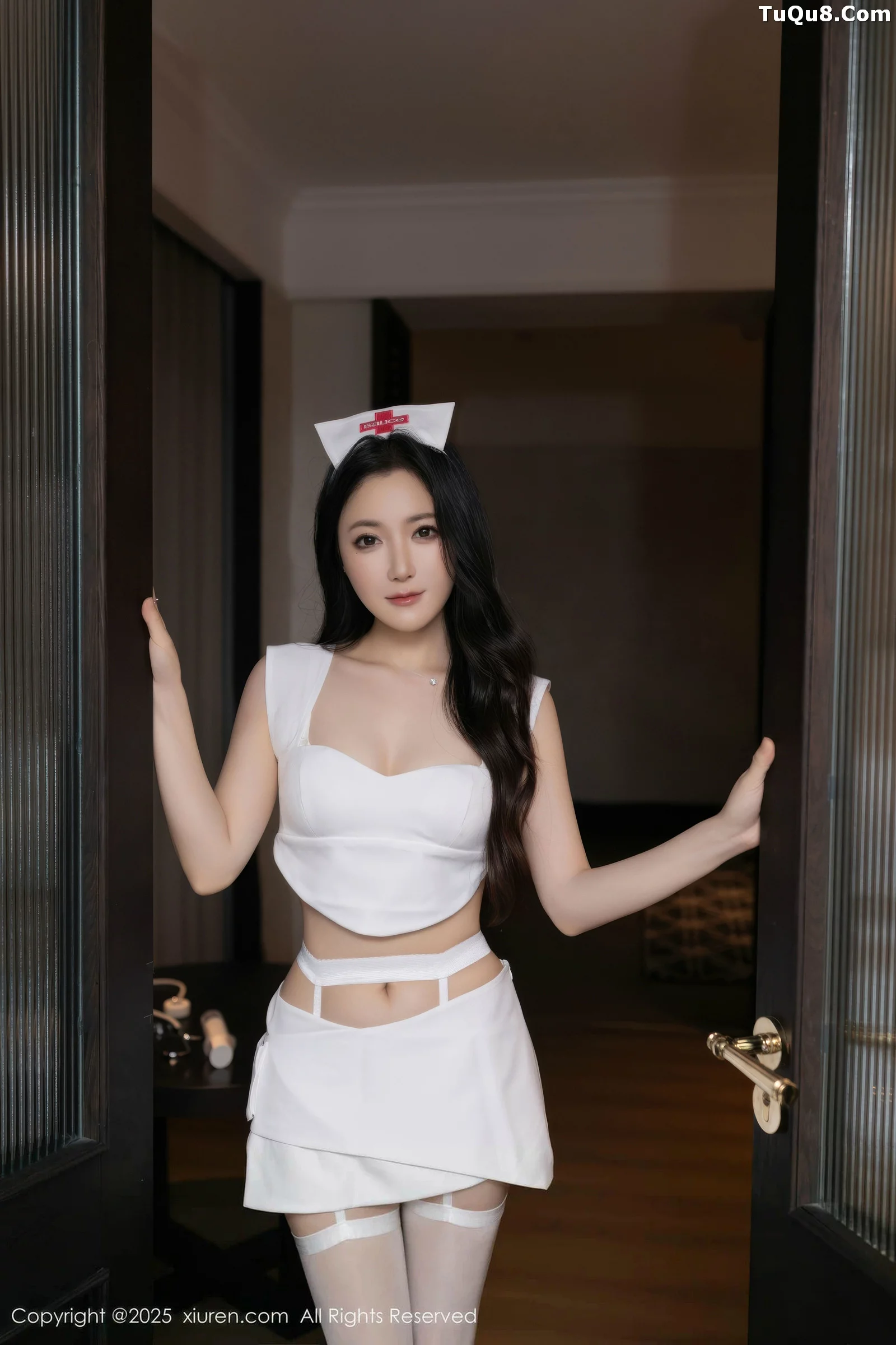 鱼子酱fish  [XiuRen]高清写真图 2025.08.29 No.10711 鱼子酱Fish 白色护士第9张图片