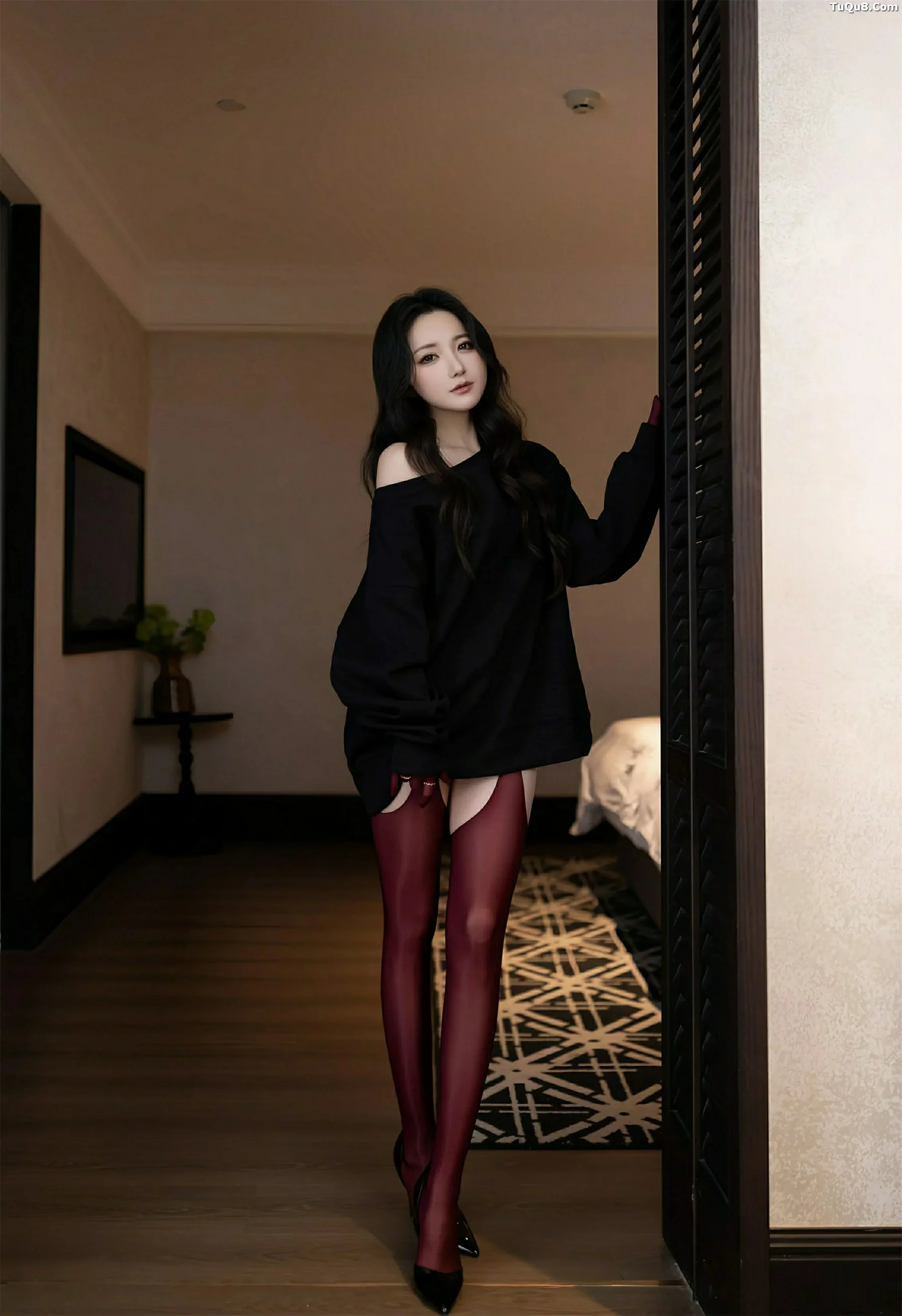 鱼子酱fish  [XiuRen]高清写真图 2025.09.19 No.10790 鱼子酱Fish 红色丝袜第4张图片