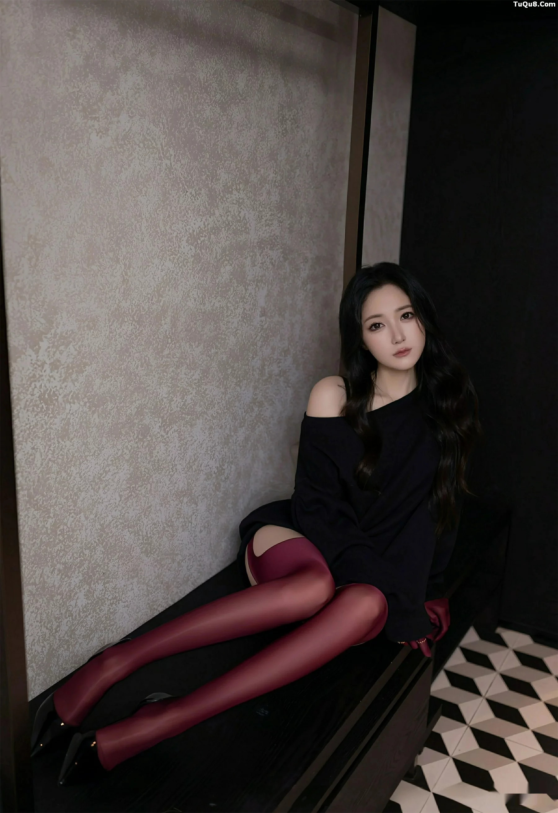 鱼子酱fish  [XiuRen]高清写真图 2025.09.19 No.10790 鱼子酱Fish 红色丝袜第10张图片