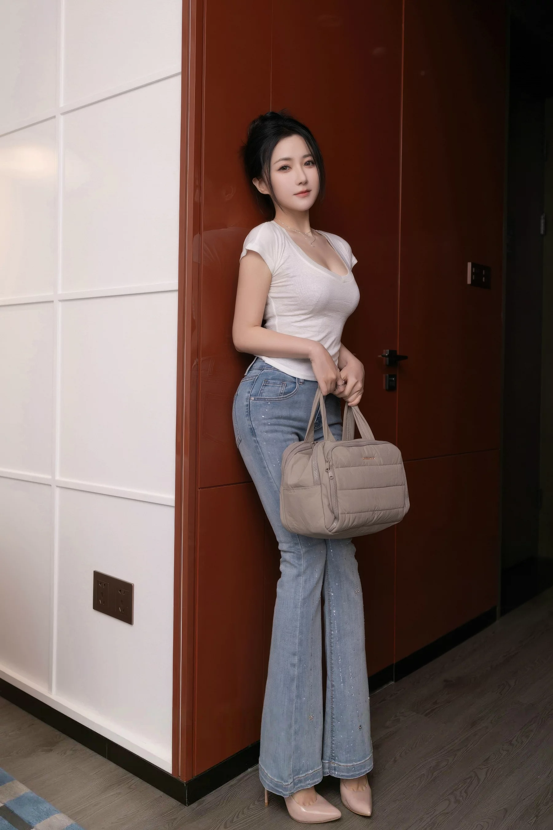 鱼子酱fish  [XiuRen]高清写真图 2025.10.11 No.10858 鱼子酱Fish 暖灰色蕾丝第3张图片