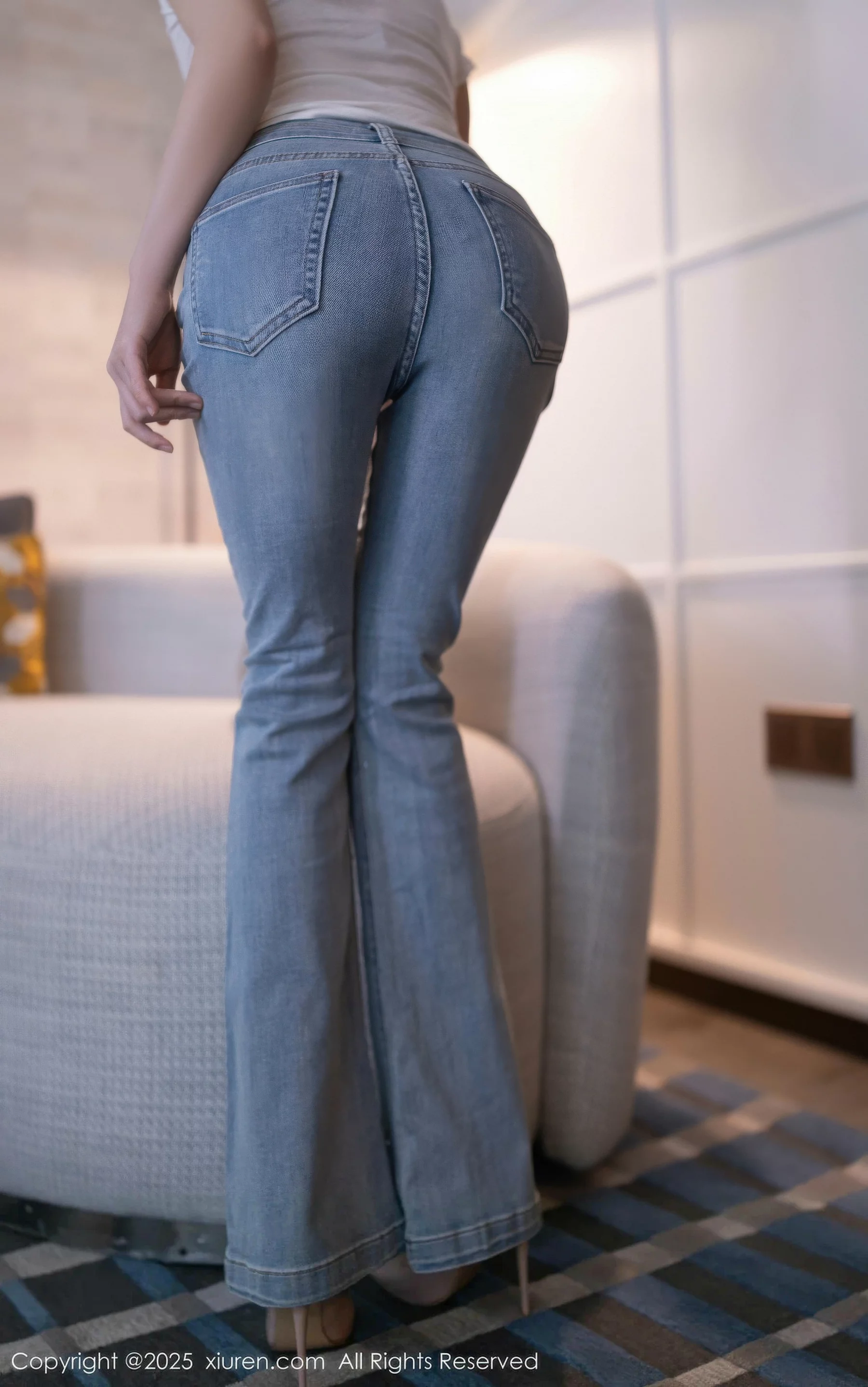 鱼子酱fish  [XiuRen]高清写真图 2025.10.11 No.10858 鱼子酱Fish 暖灰色蕾丝第8张图片