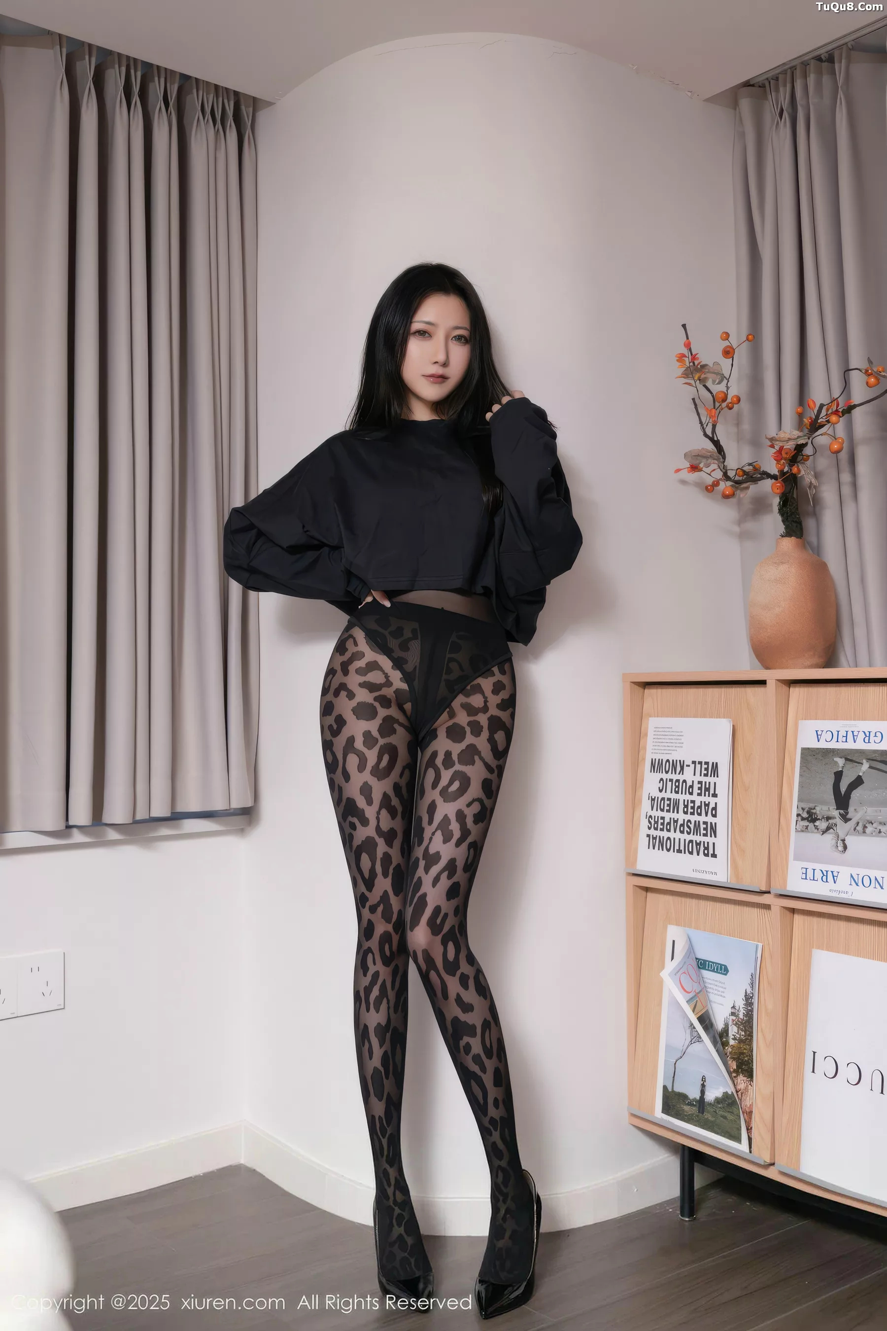 鱼子酱fish  [XiuRen]高清写真图 2025.10.31 No.10938 鱼子酱Fish 豹纹黑丝第2张图片