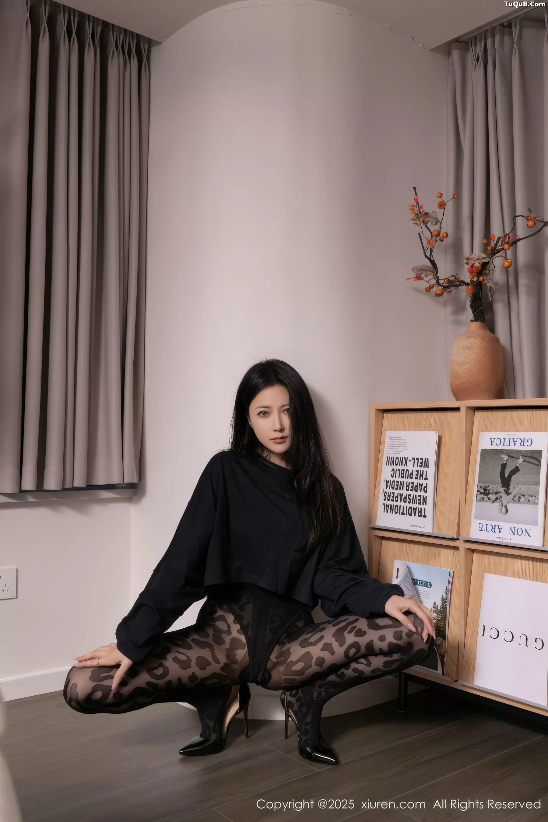 鱼子酱fish  [XiuRen]高清写真图 2025.10.31 No.10938 鱼子酱Fish 豹纹黑丝第4张图片