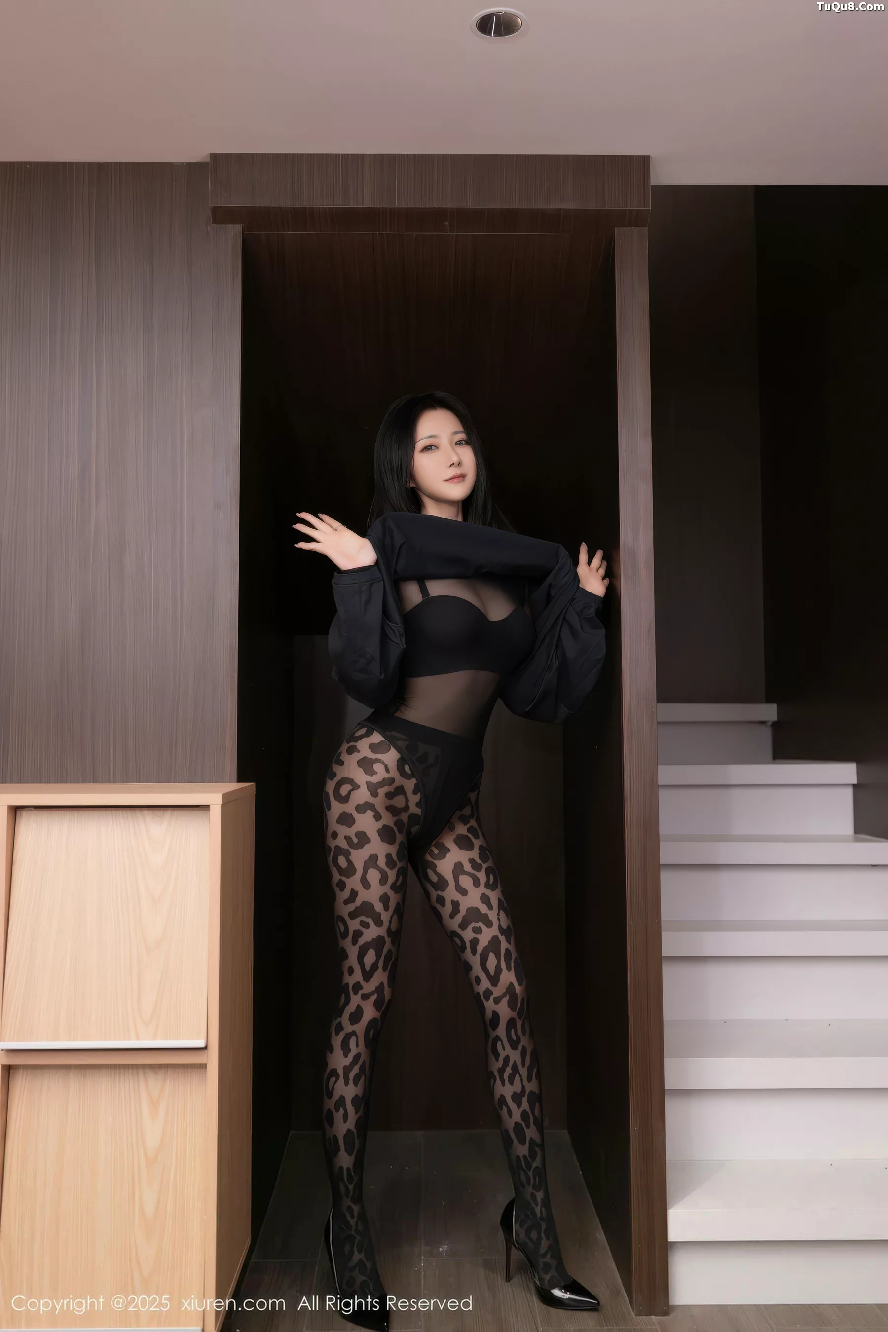 鱼子酱fish  [XiuRen]高清写真图 2025.10.31 No.10938 鱼子酱Fish 豹纹黑丝第8张图片