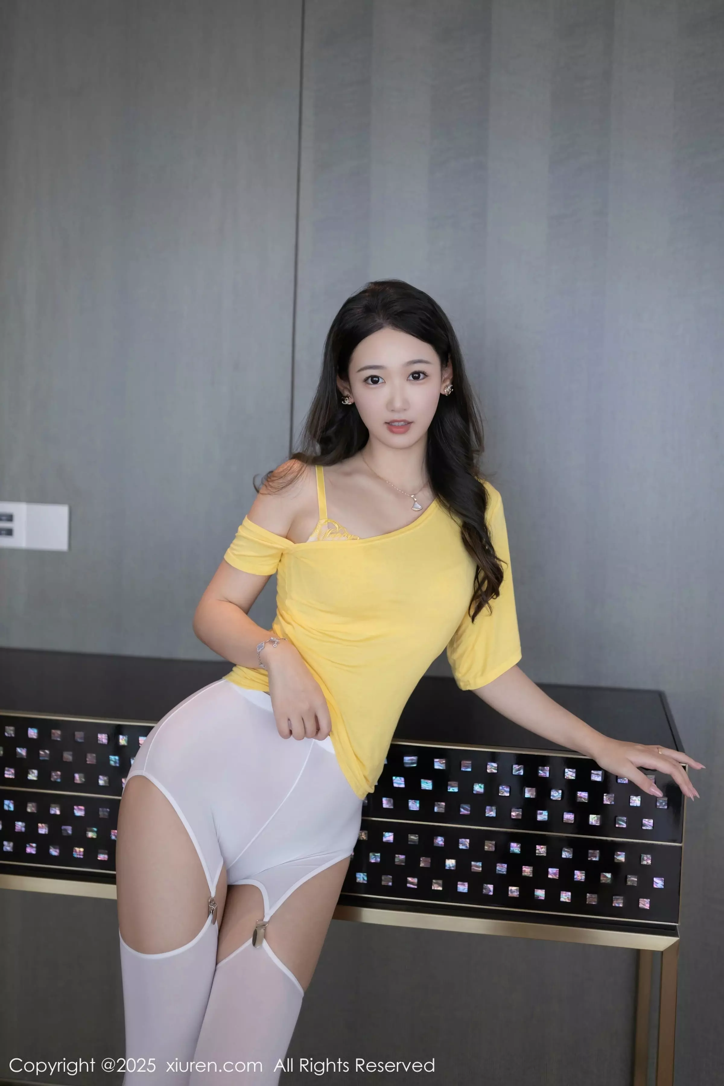 唐安琪  [XiuRen]高清写真图 2025.03.24 No.10062 唐安琪 轻透长裤第8张图片