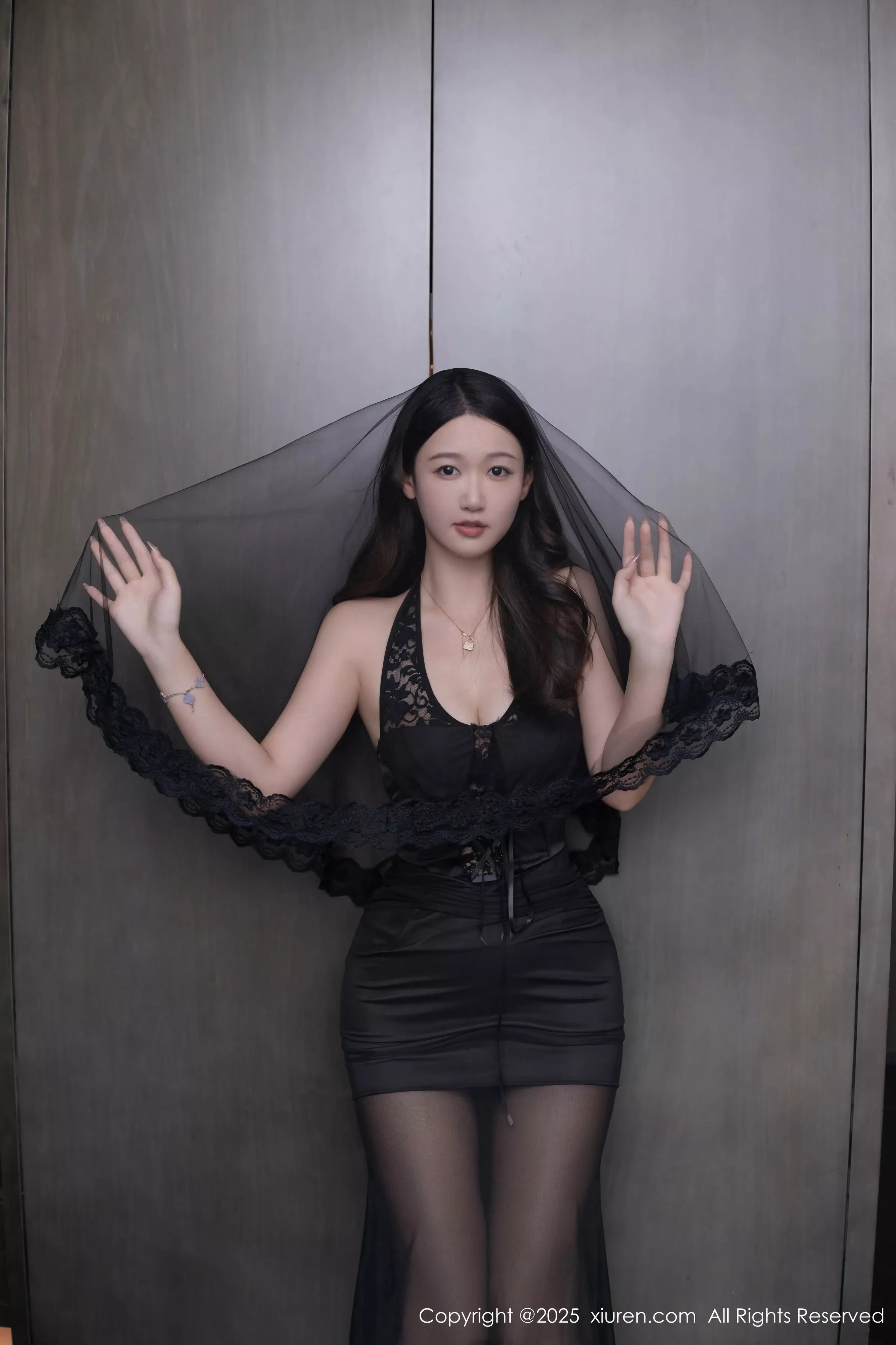 唐安琪  [XiuRen]高清写真图 2025.04.27 No.10208 唐安琪 黑色婚纱第4张图片