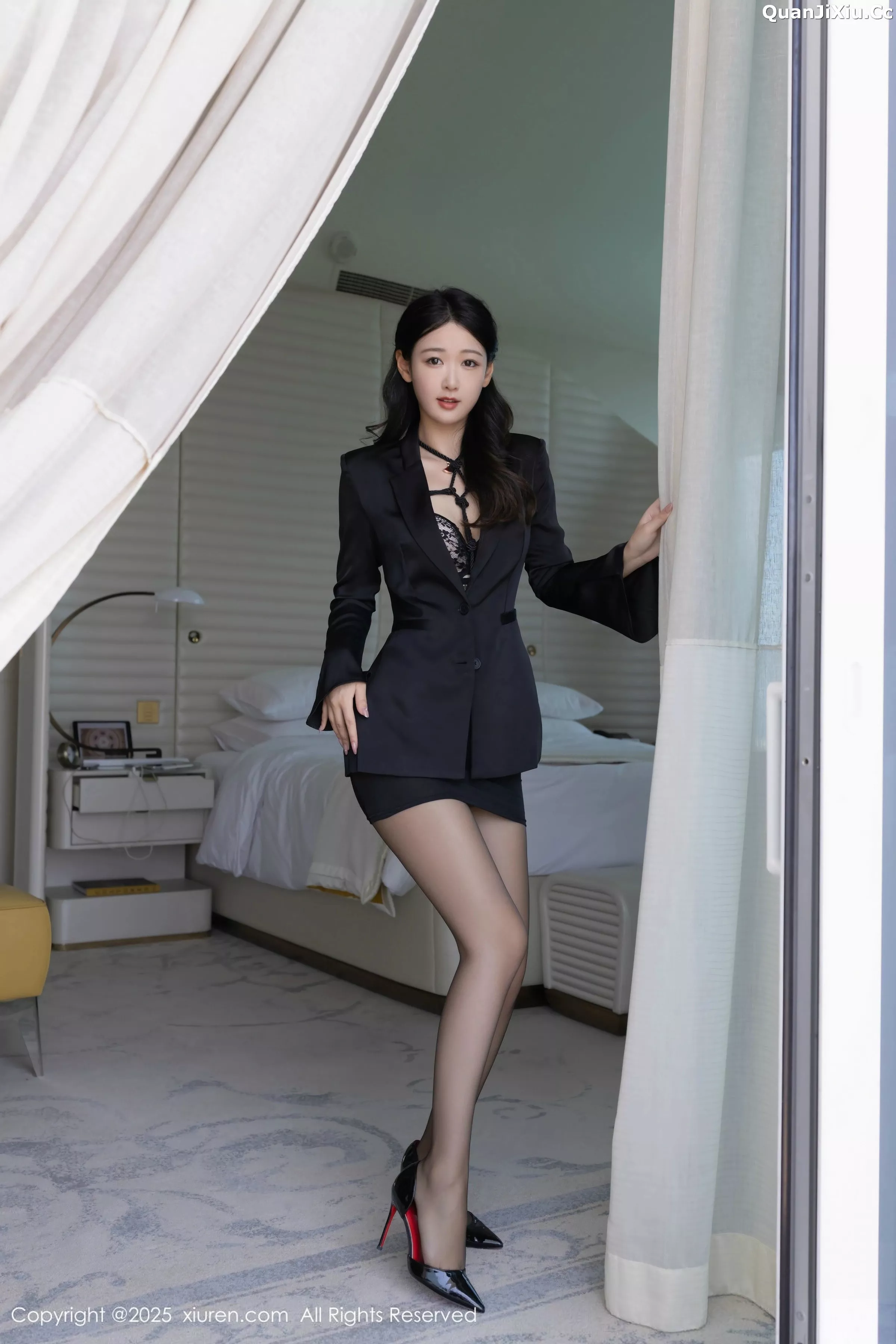 唐安琪  [XiuRen]高清写真图 2025.05.12 No.10267 唐安琪 黑色西服第3张图片