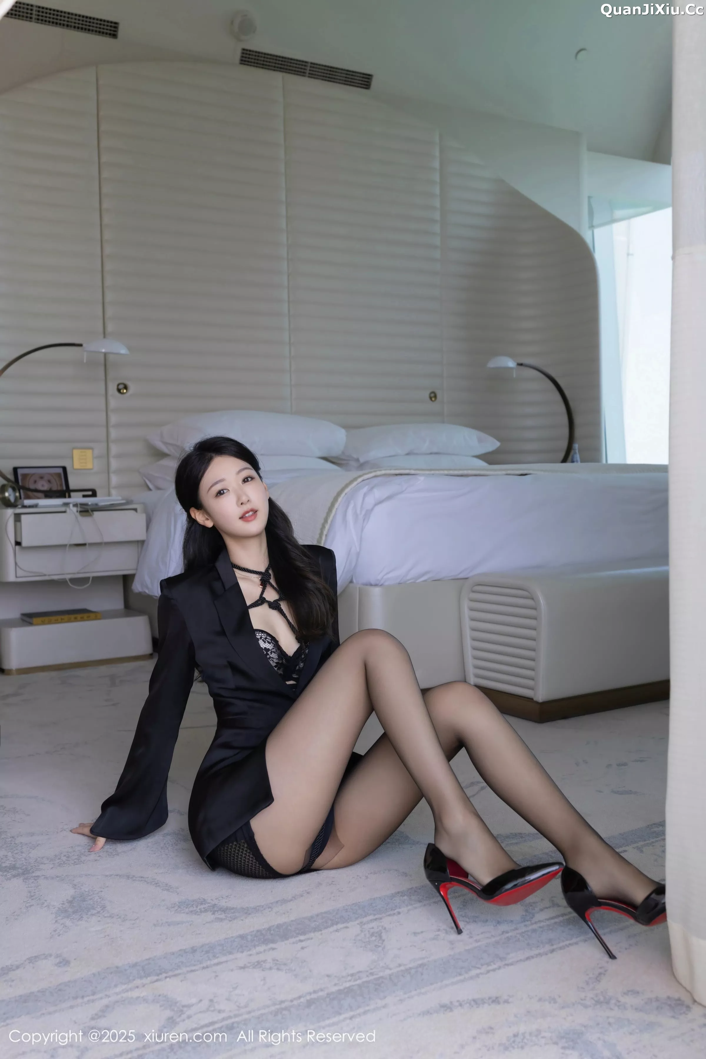 唐安琪  [XiuRen]高清写真图 2025.05.12 No.10267 唐安琪 黑色西服第6张图片