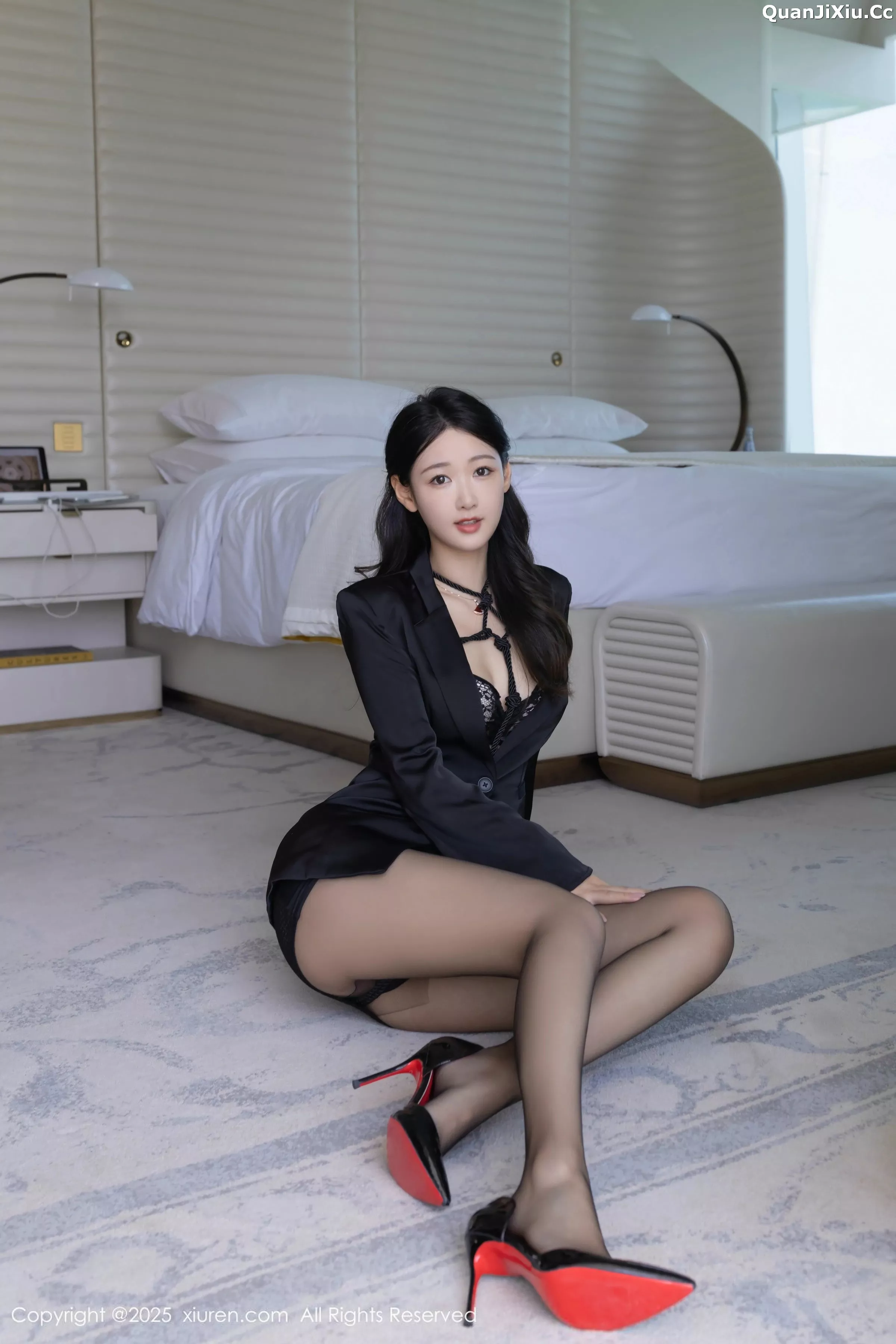 唐安琪  [XiuRen]高清写真图 2025.05.12 No.10267 唐安琪 黑色西服第8张图片