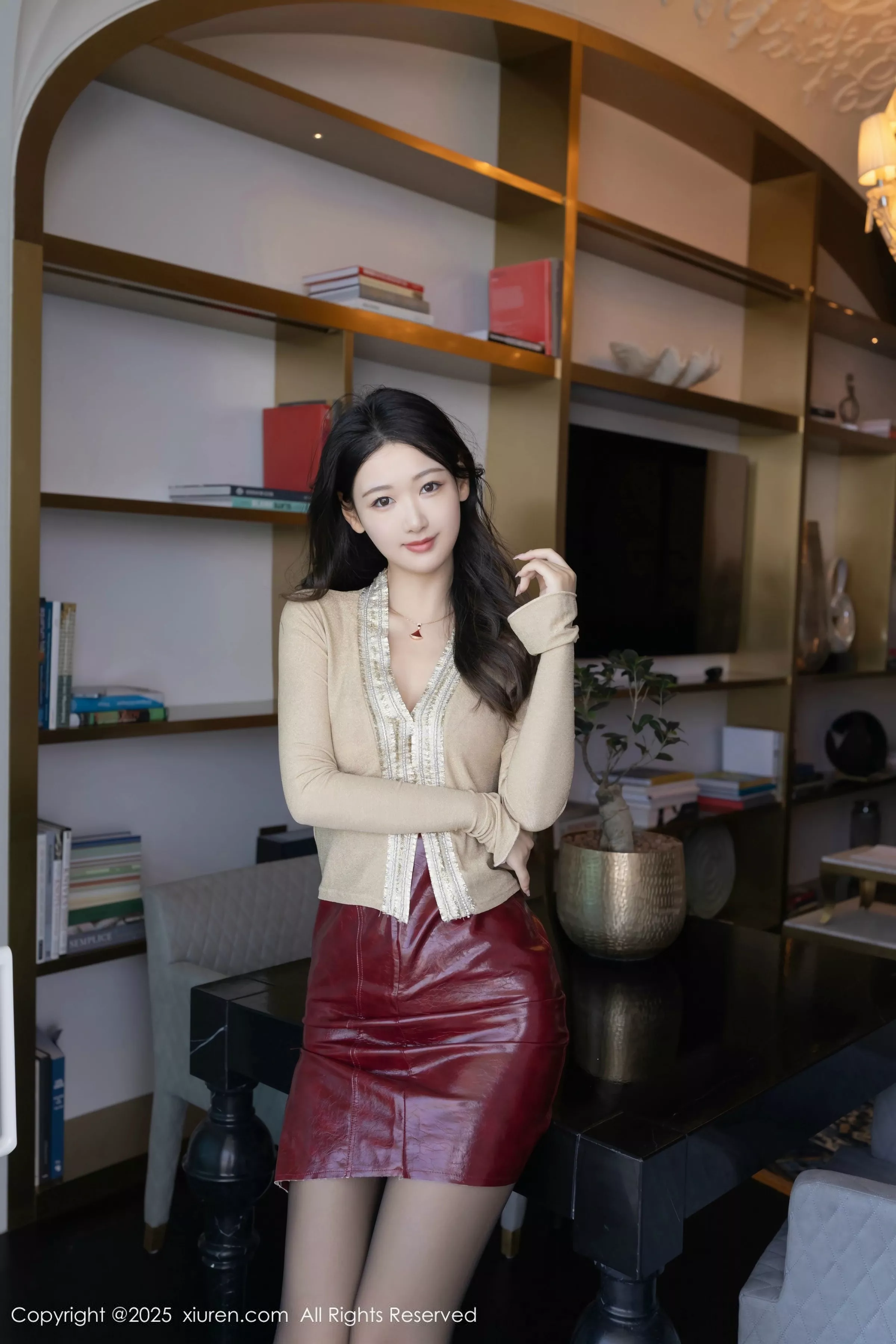 唐安琪  [XiuRen]高清写真图 2025.05.19 No.10296 唐安琪 红色皮裙第3张图片