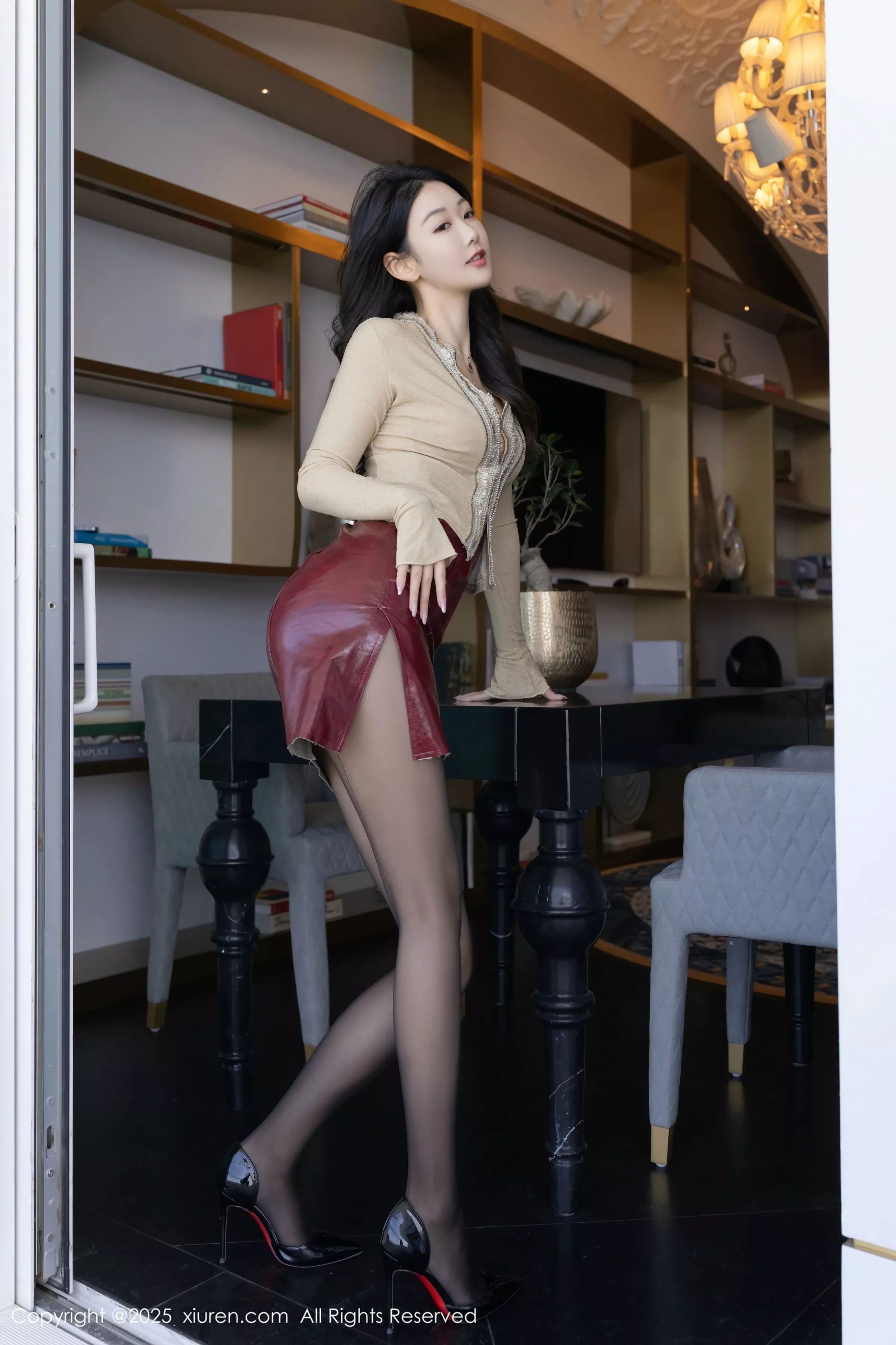 唐安琪  [XiuRen]高清写真图 2025.05.19 No.10296 唐安琪 红色皮裙第6张图片