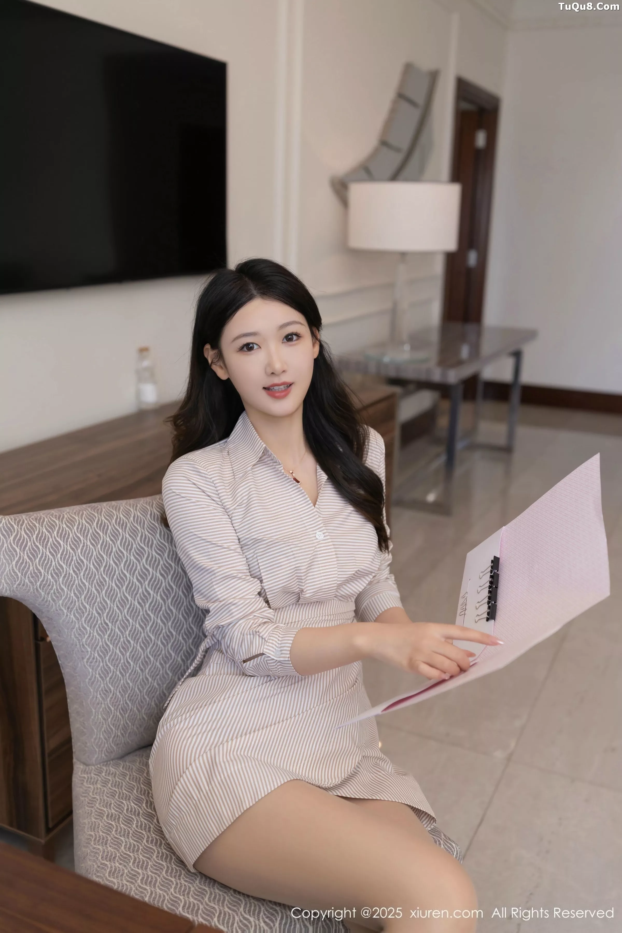 唐安琪  [XiuRen]高清写真图 2025.06.09 No.10384 唐安琪 浅色连衣裙第4张图片