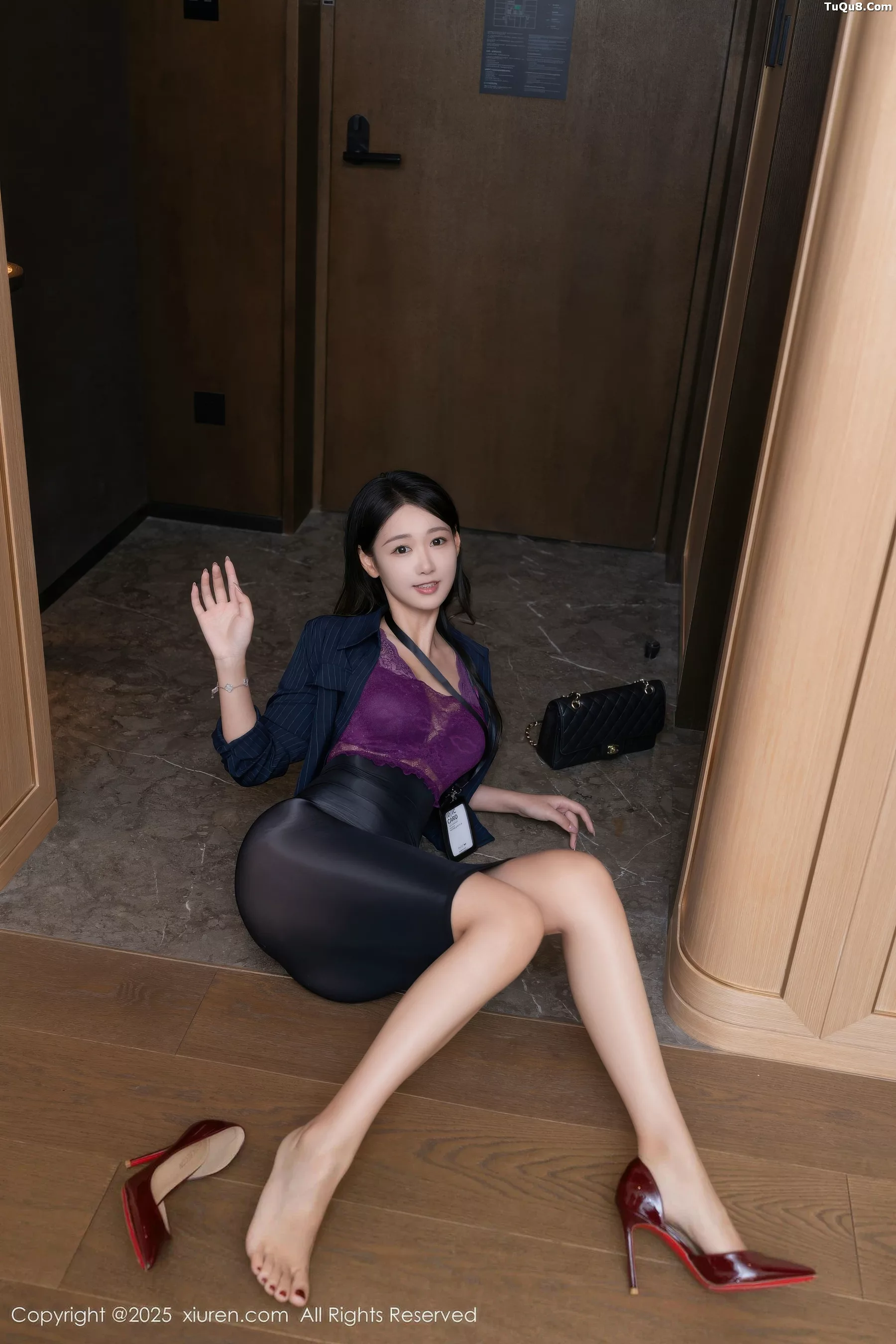 唐安琪  [XiuRen]高清写真图 2025.10.27 No.10916 唐安琪 透视黑裙第8张图片