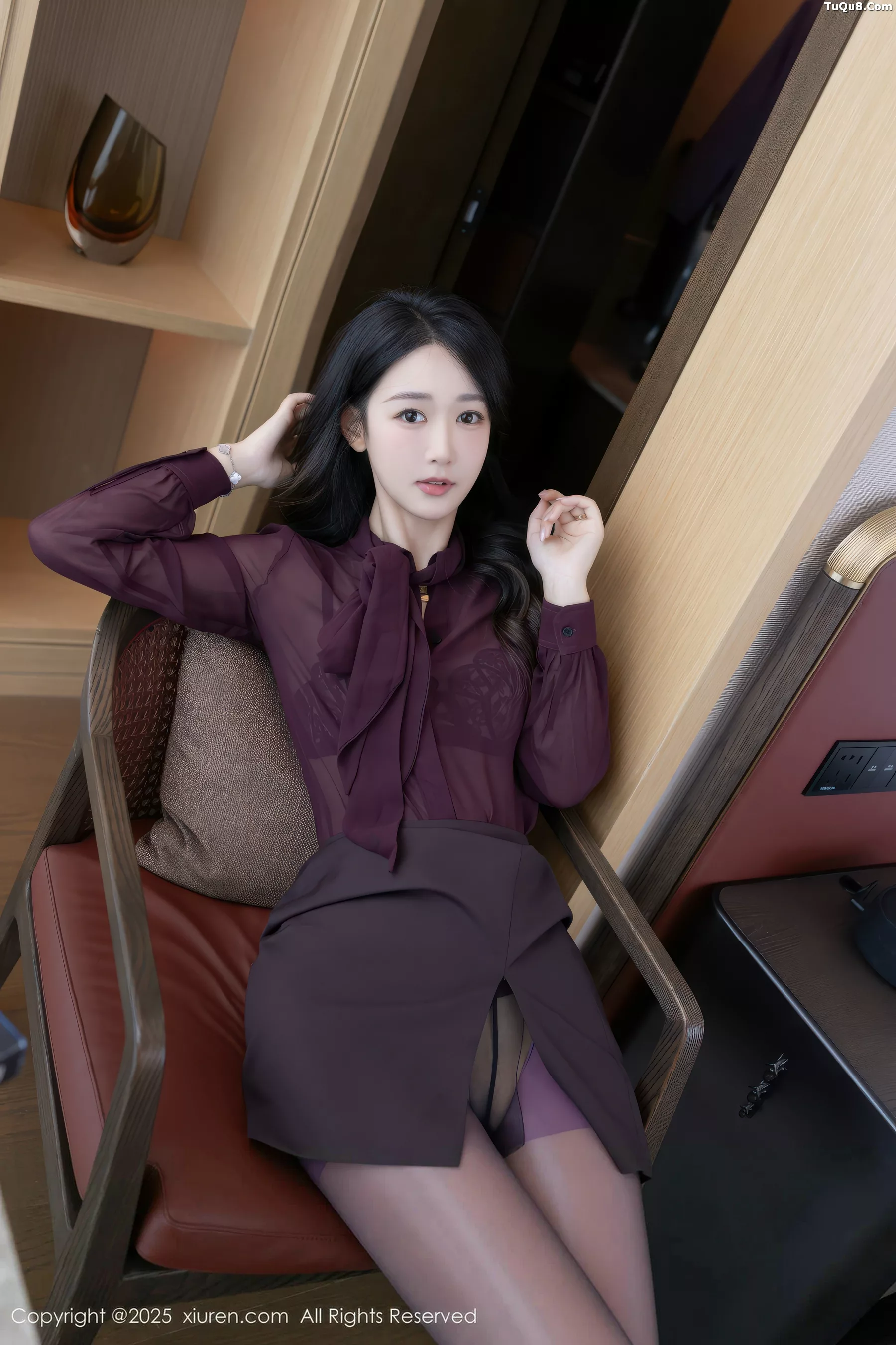 唐安琪  [XiuRen]高清写真图 2025.11.03 No.10941 唐安琪 性感OL服第8张图片