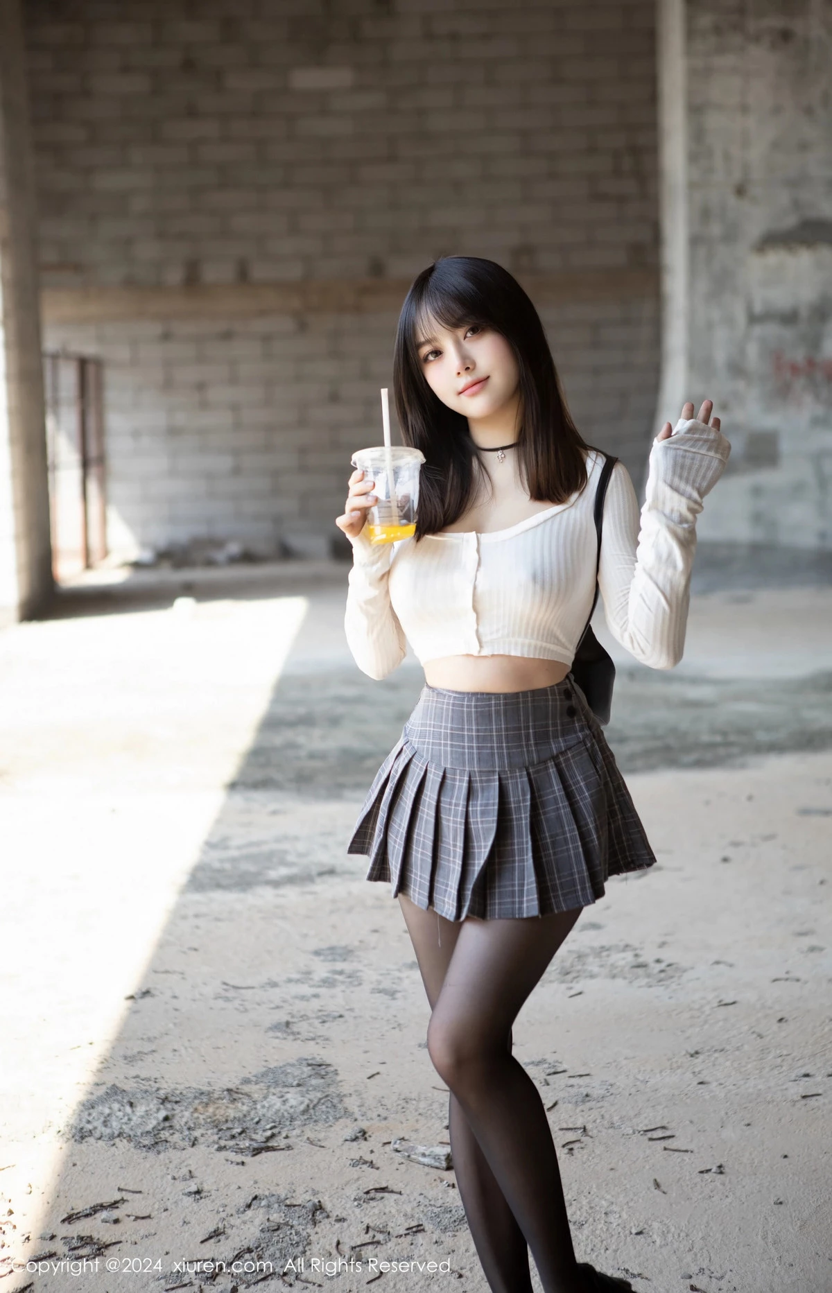 豆瓣酱  [XiuRen]高清写真图 2024.04.23 No.8439 豆瓣酱 美腿黑丝第5张图片