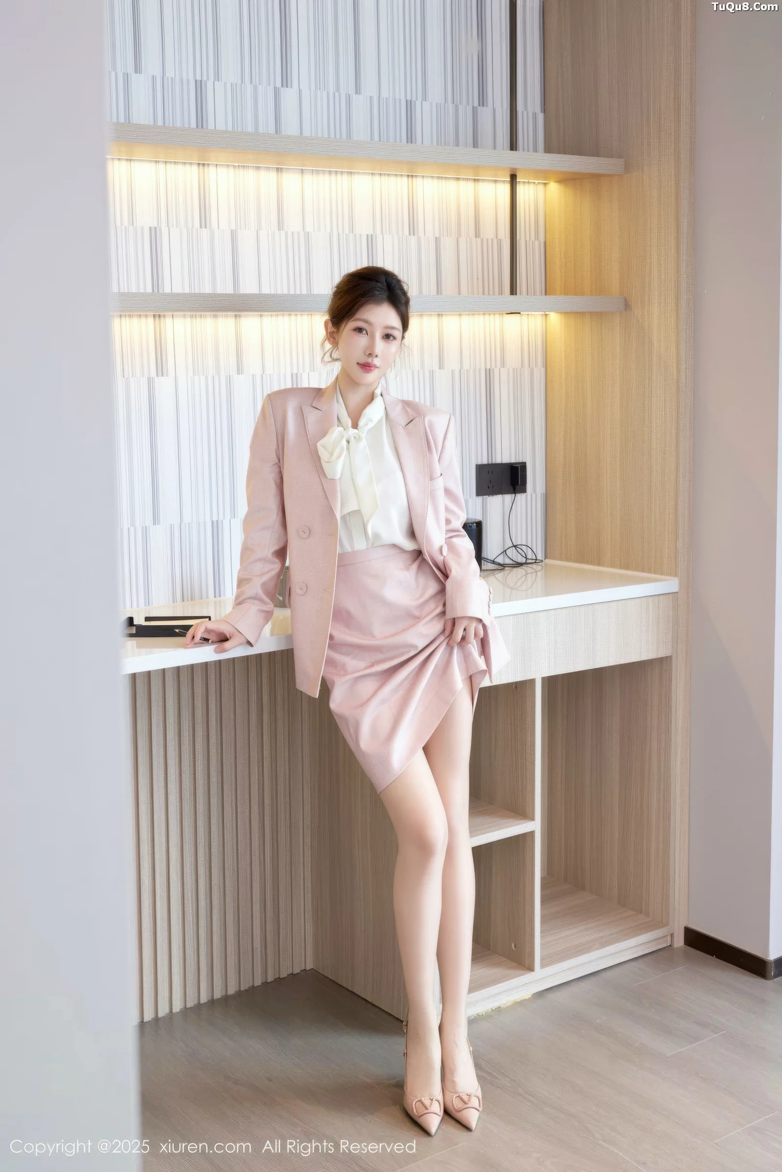 尹甜甜  [XiuRen]高清写真图 2025.09.04 No.10728 尹甜甜 粉色制服第3张图片