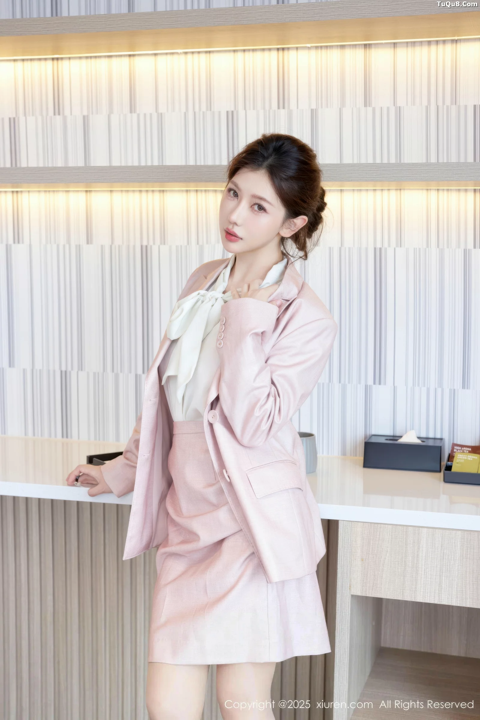 尹甜甜  [XiuRen]高清写真图 2025.09.04 No.10728 尹甜甜 粉色制服第4张图片