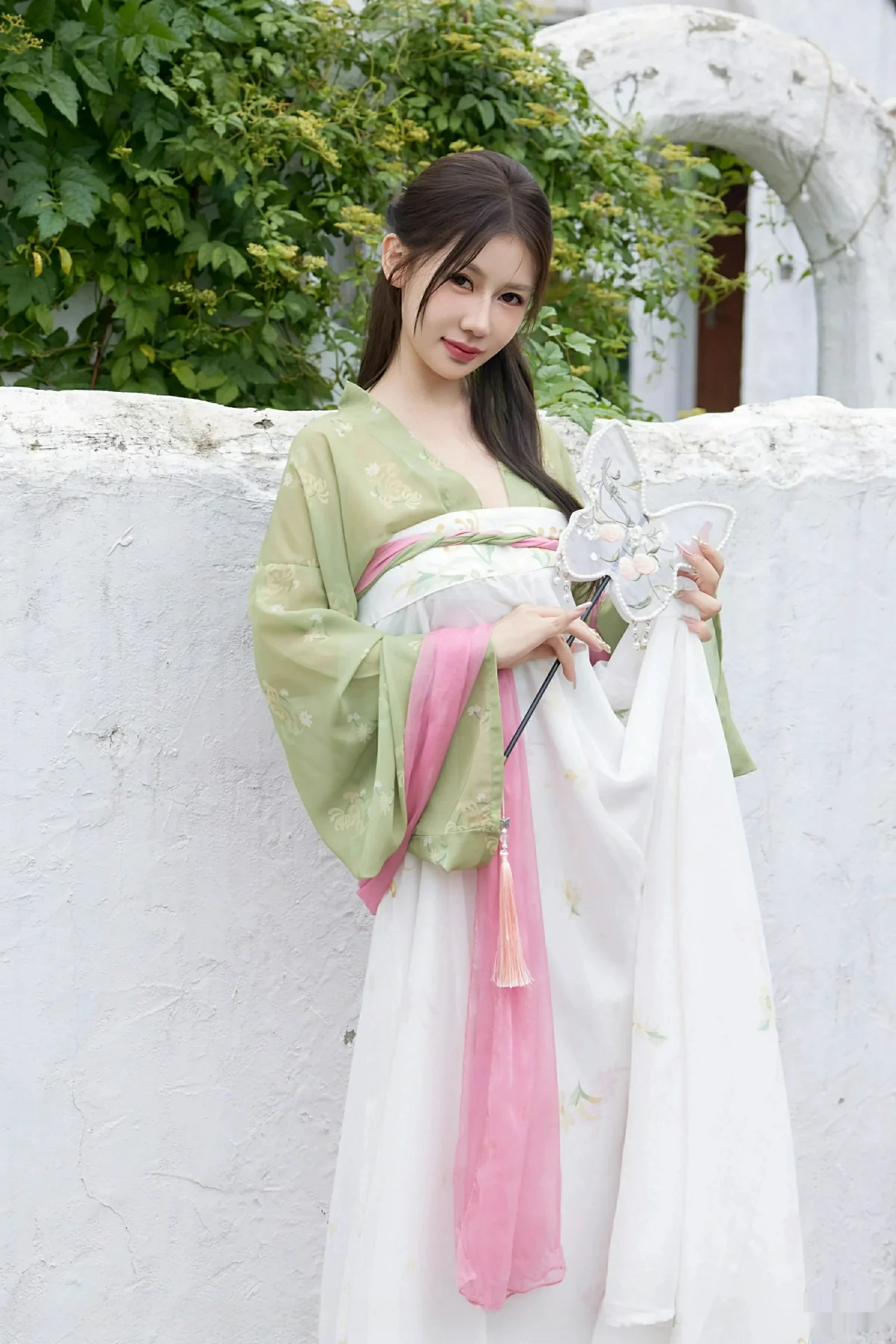 尹甜甜  [XiuRen]高清写真图 2025.09.30 No.10834 尹甜甜sunny 性感汉服第2张图片