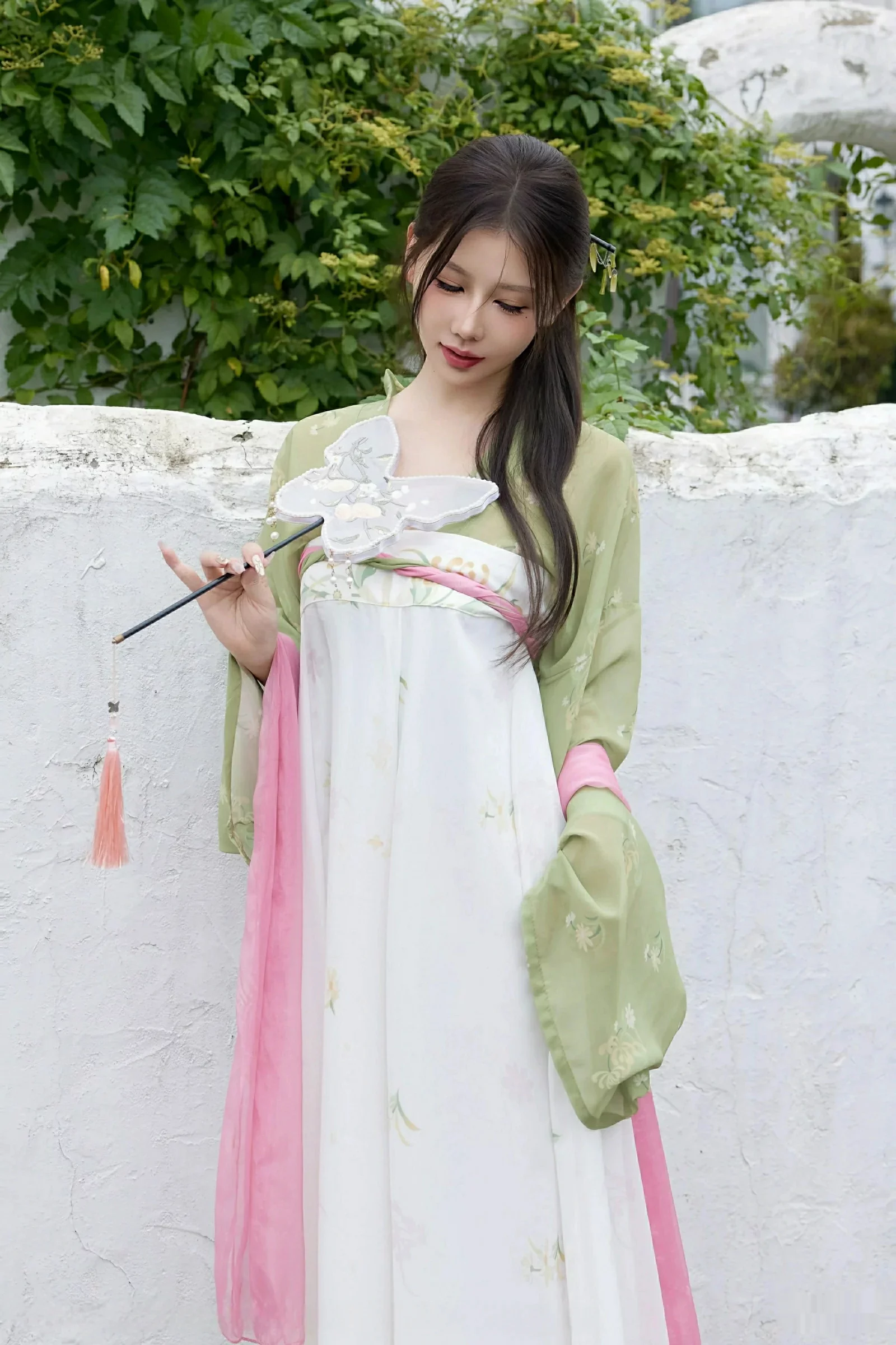 尹甜甜  [XiuRen]高清写真图 2025.09.30 No.10834 尹甜甜sunny 性感汉服第3张图片