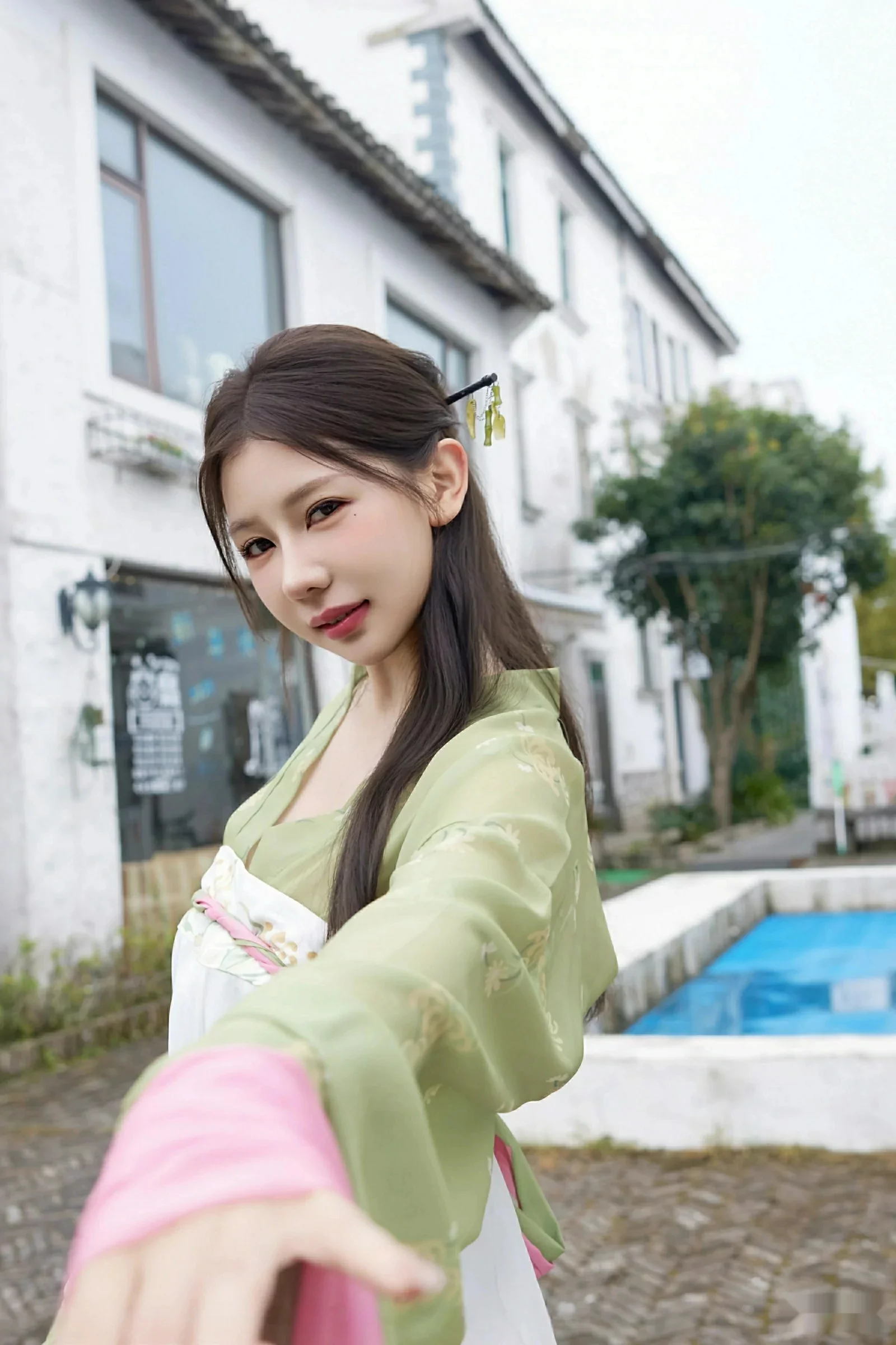 尹甜甜  [XiuRen]高清写真图 2025.09.30 No.10834 尹甜甜sunny 性感汉服第5张图片