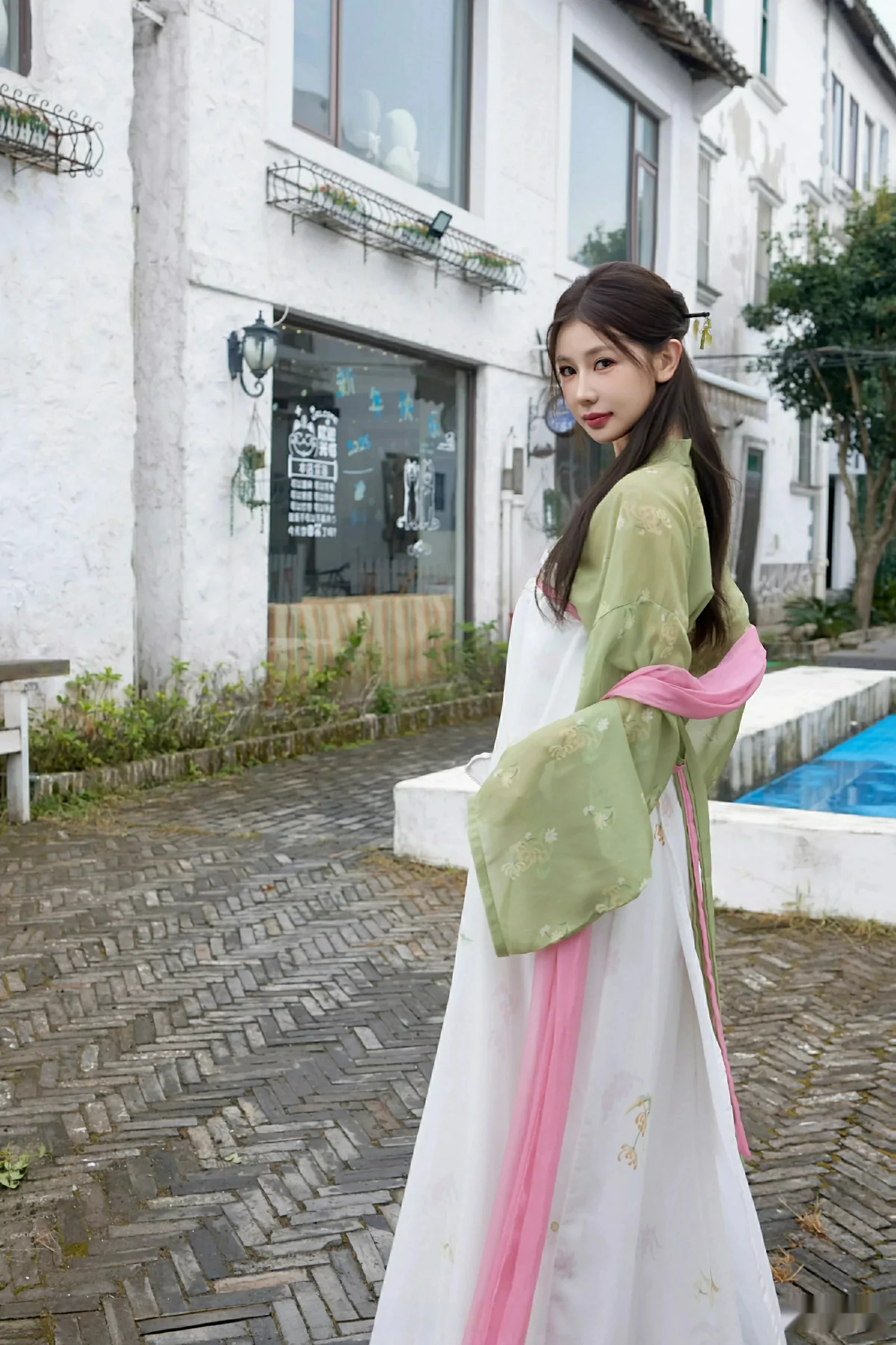 尹甜甜  [XiuRen]高清写真图 2025.09.30 No.10834 尹甜甜sunny 性感汉服第7张图片