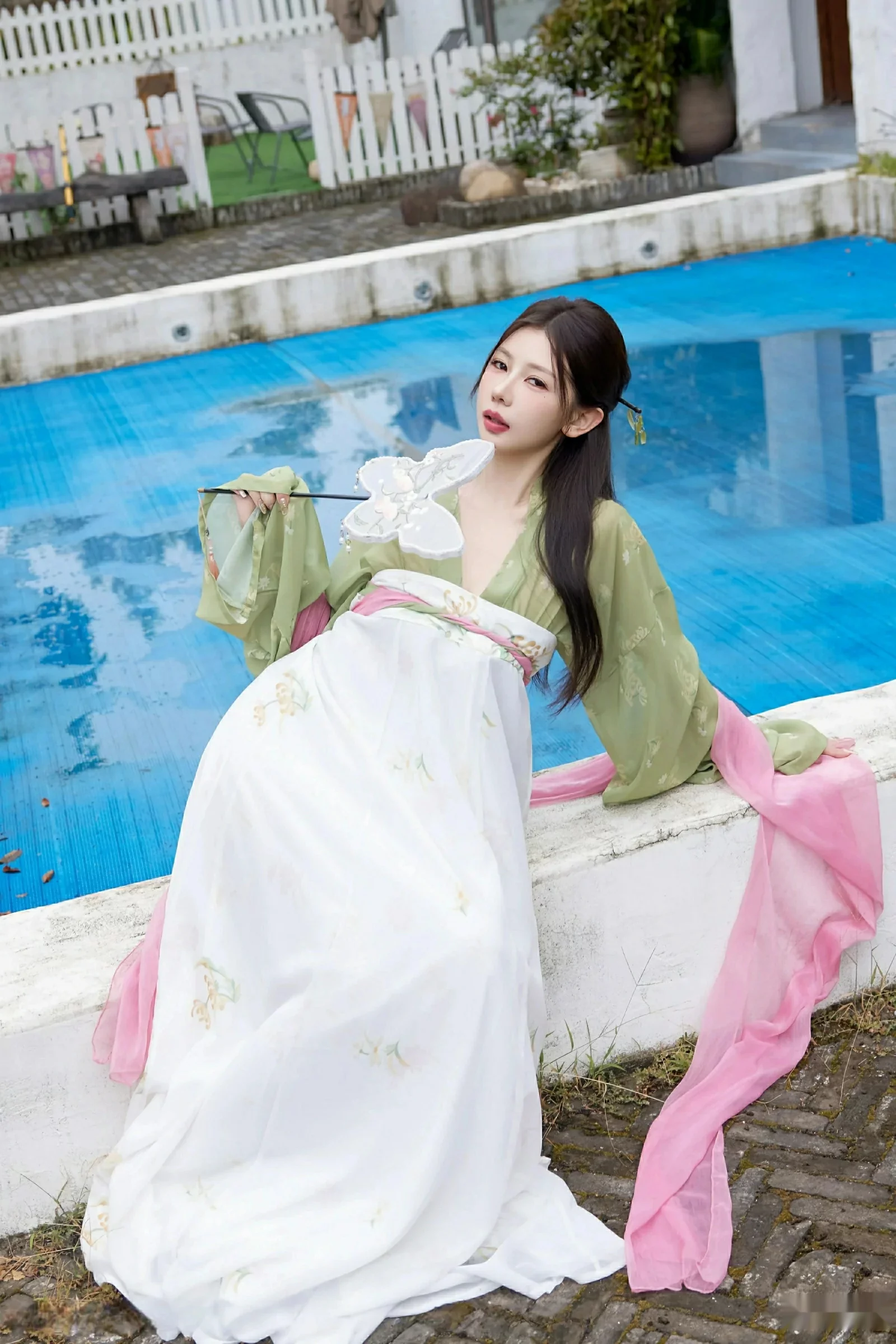 尹甜甜  [XiuRen]高清写真图 2025.09.30 No.10834 尹甜甜sunny 性感汉服第9张图片